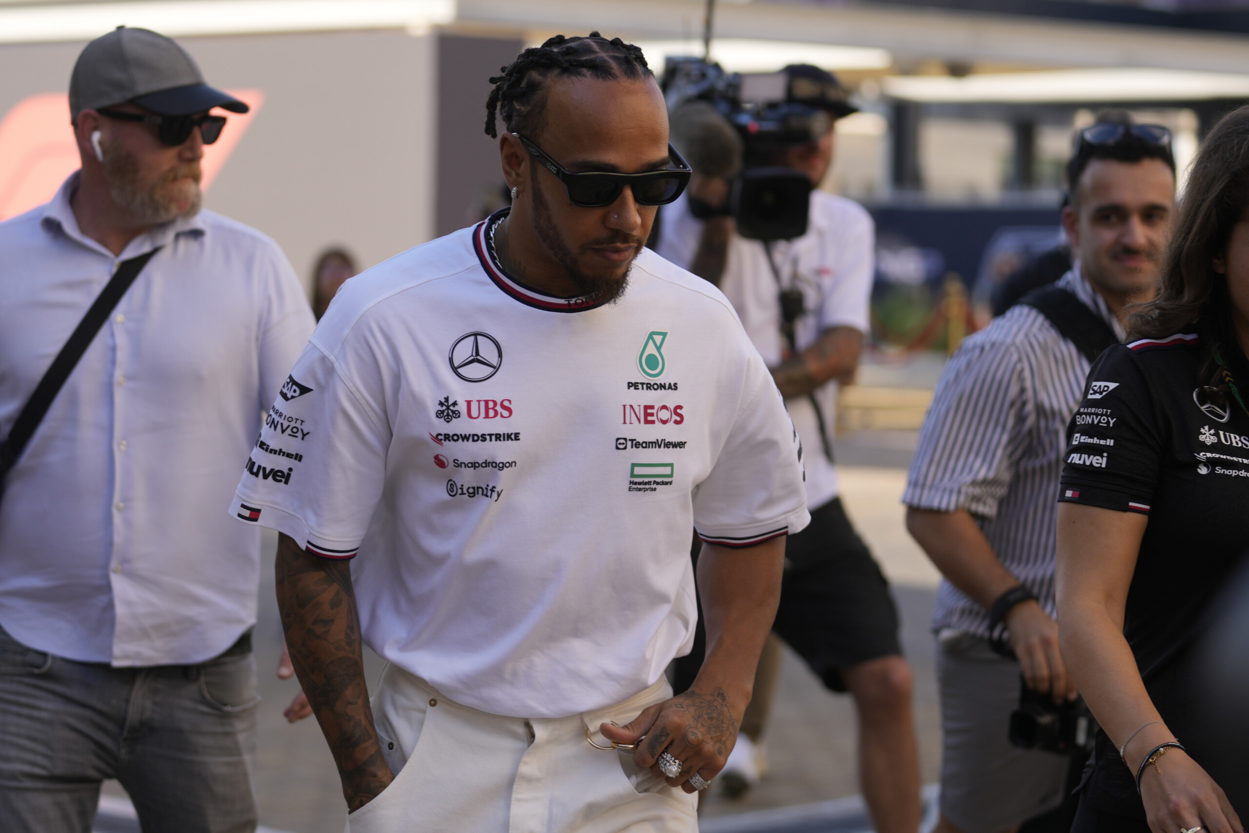 f1 hamilton between ferrari and new loves rumours of flirtation with actress vergara scaled