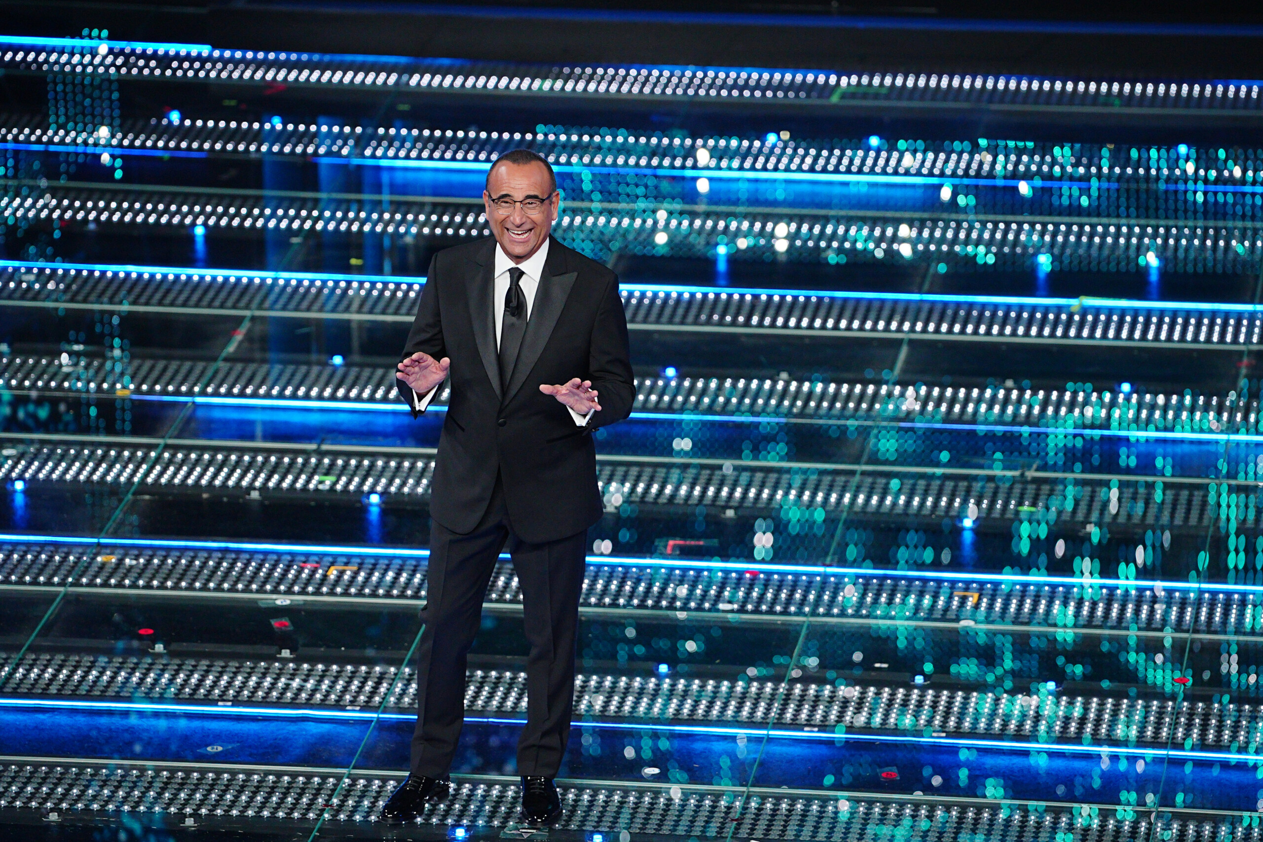 sanremo ariston audience pays homage to carlo conti singing sei bellissimo scaled