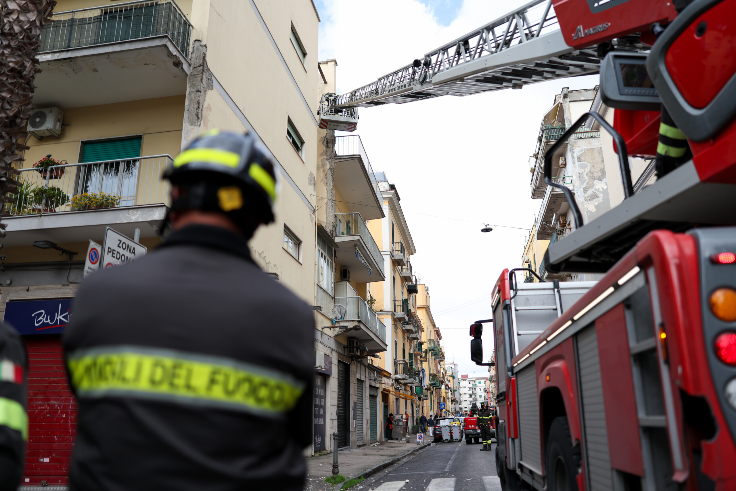 campi flegrei a bagnoli evacuate 67 famiglie per precauzione scaled