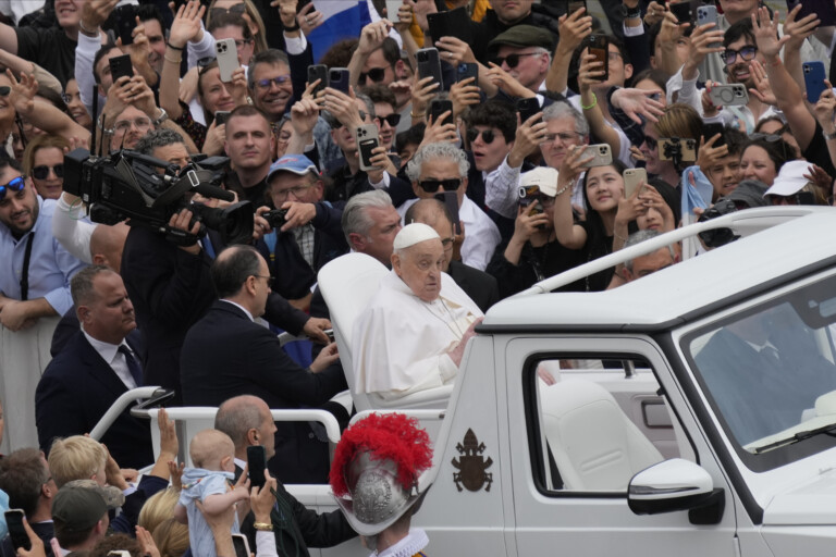 easter pope descends among the faithful in st peters square