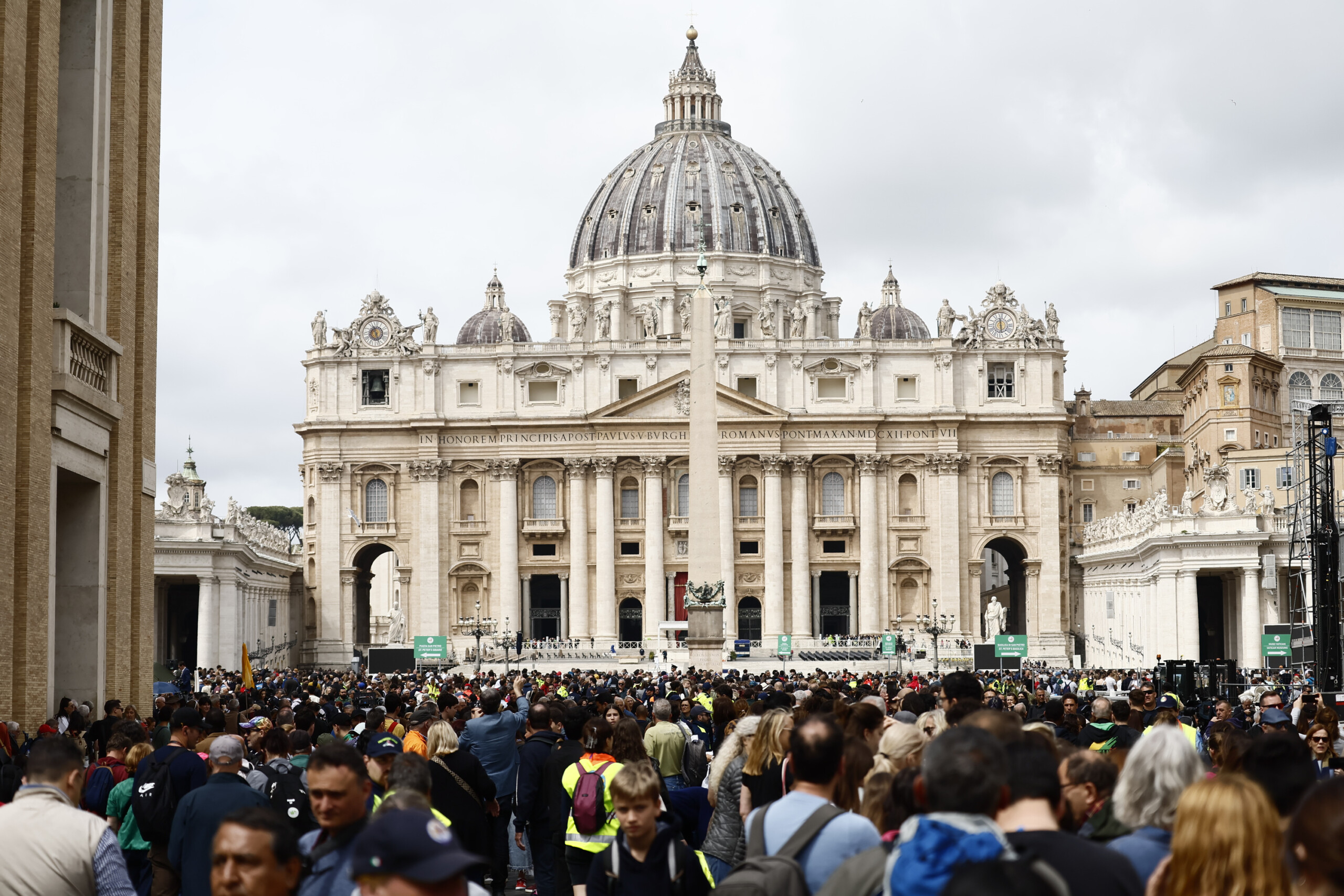 faithful continue homage to pope at 9am fourth congregation of cardinals scaled