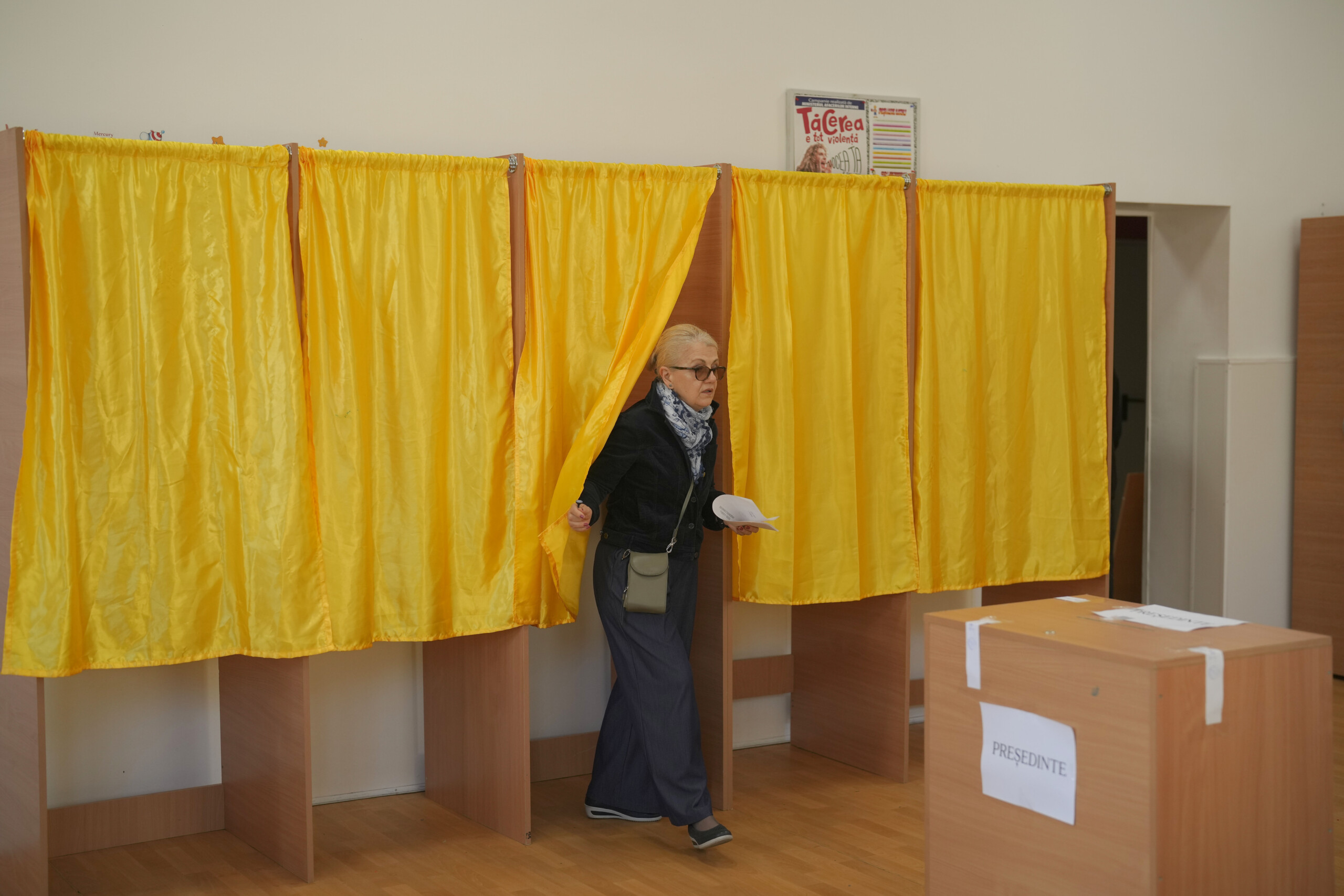 romania presidential turnout at 19 5 at midday scaled