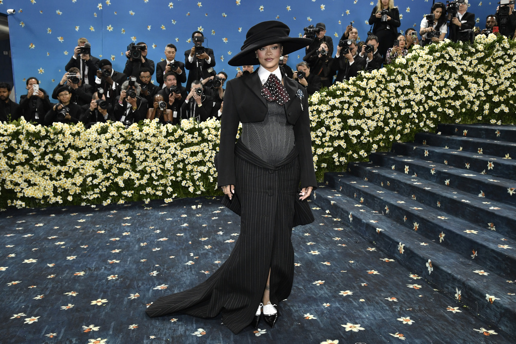 rihanna reveals third pregnancy at met gala