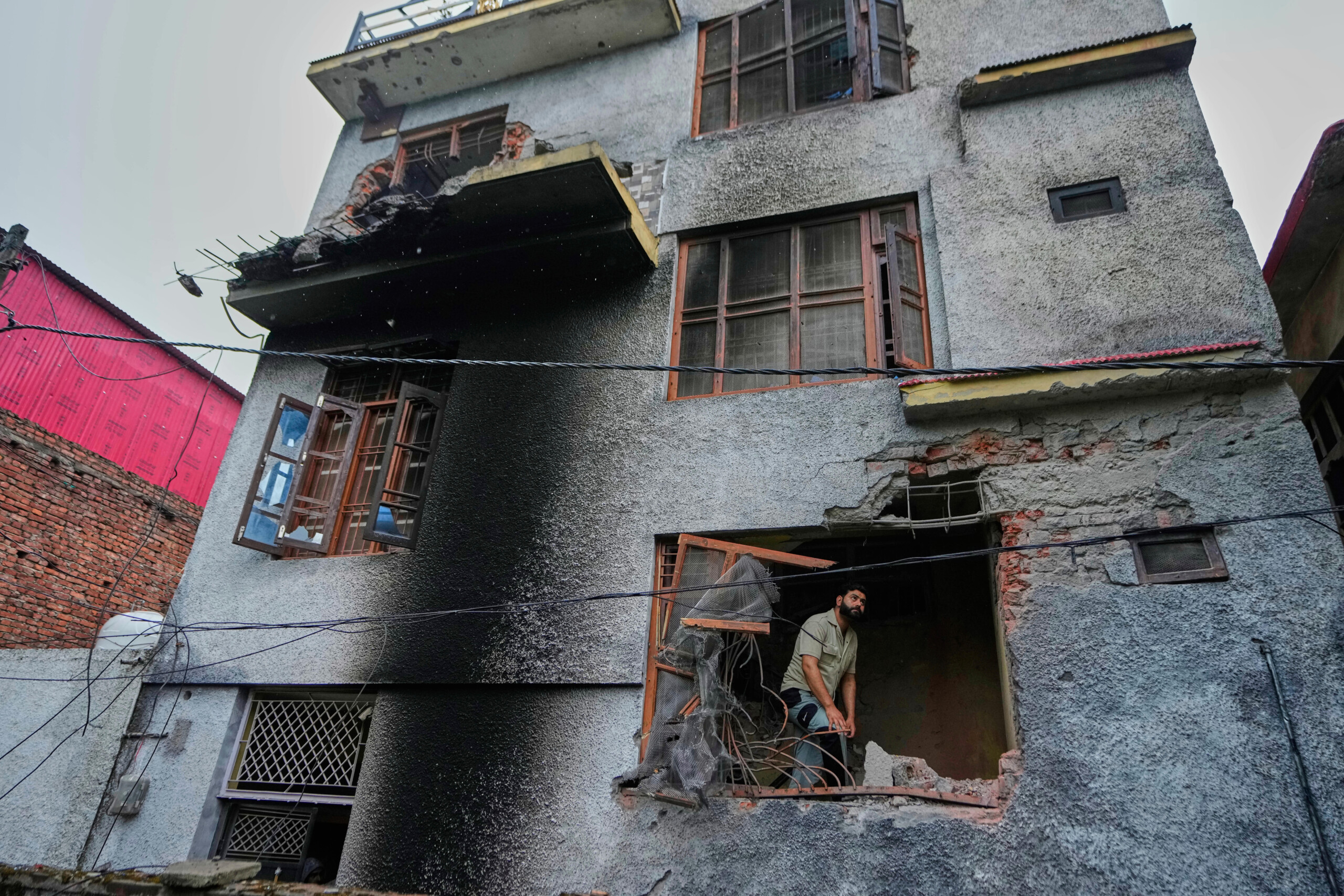 pakistan thousands evacuated in kashmir spent night in shelters scaled