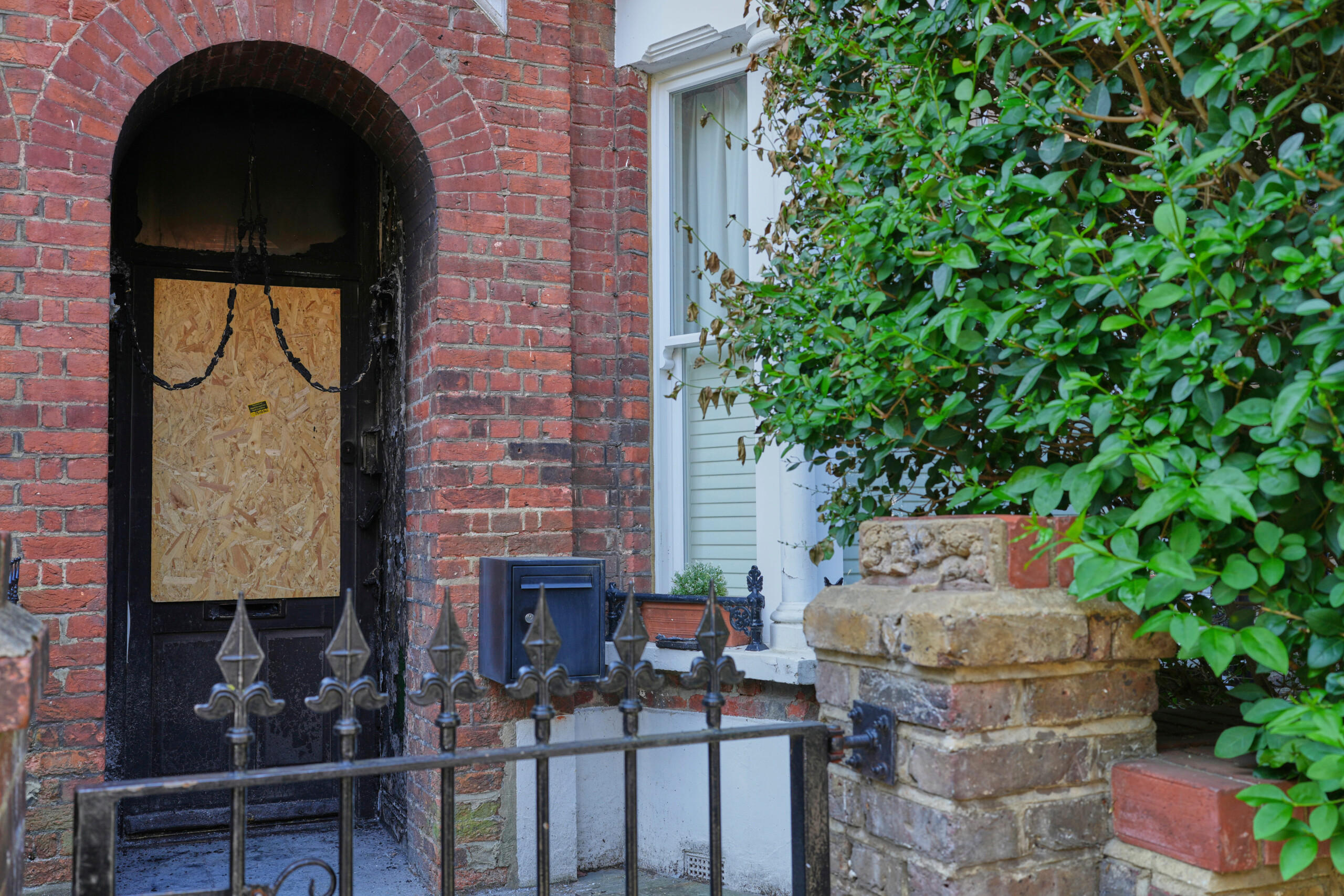 uk 21 year old arrested for arson at starmers private residence scaled