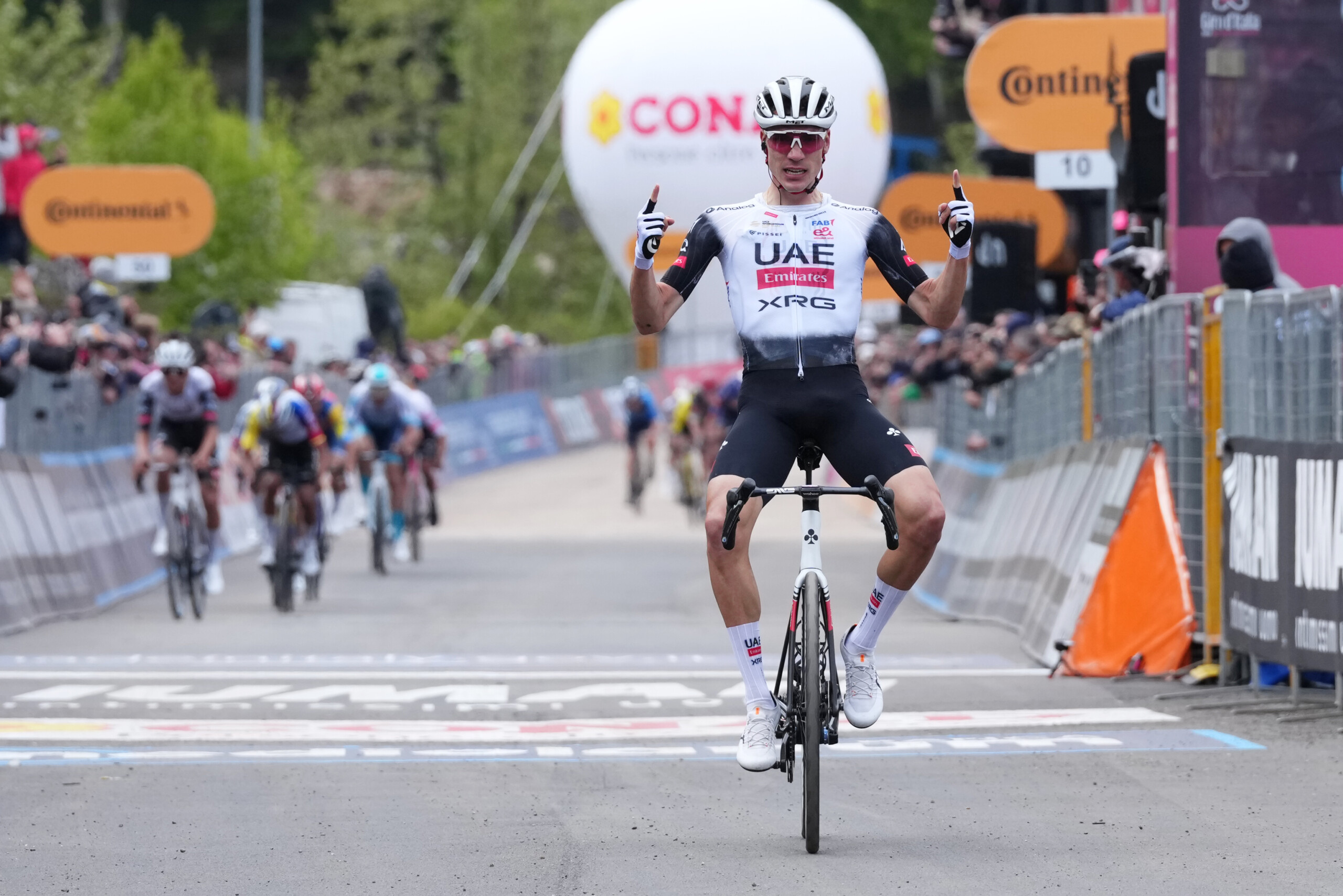 giro ditalia ayuso wins stage seven scaled