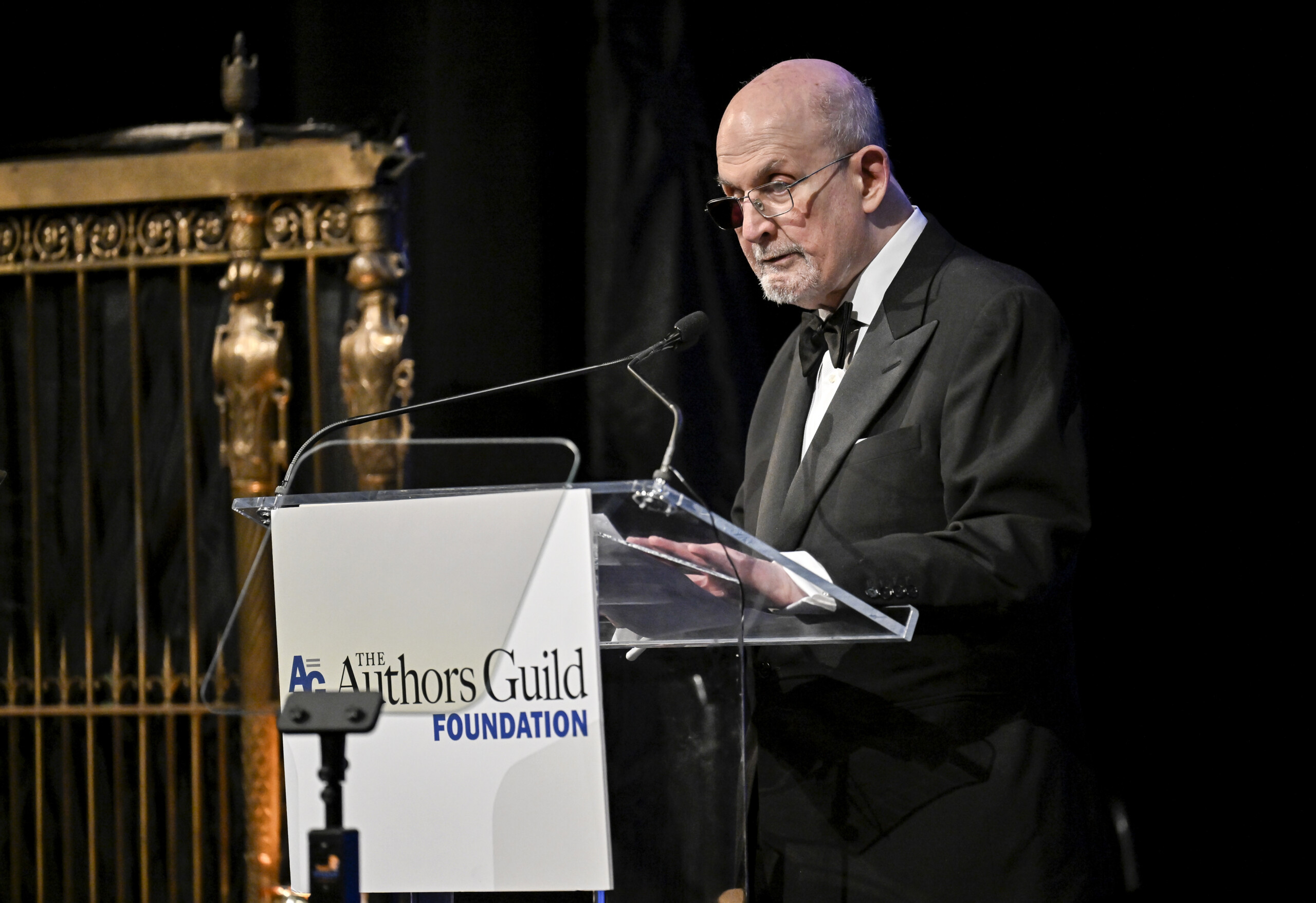 usa man who stabbed salman rushdie sentenced to 25 years scaled