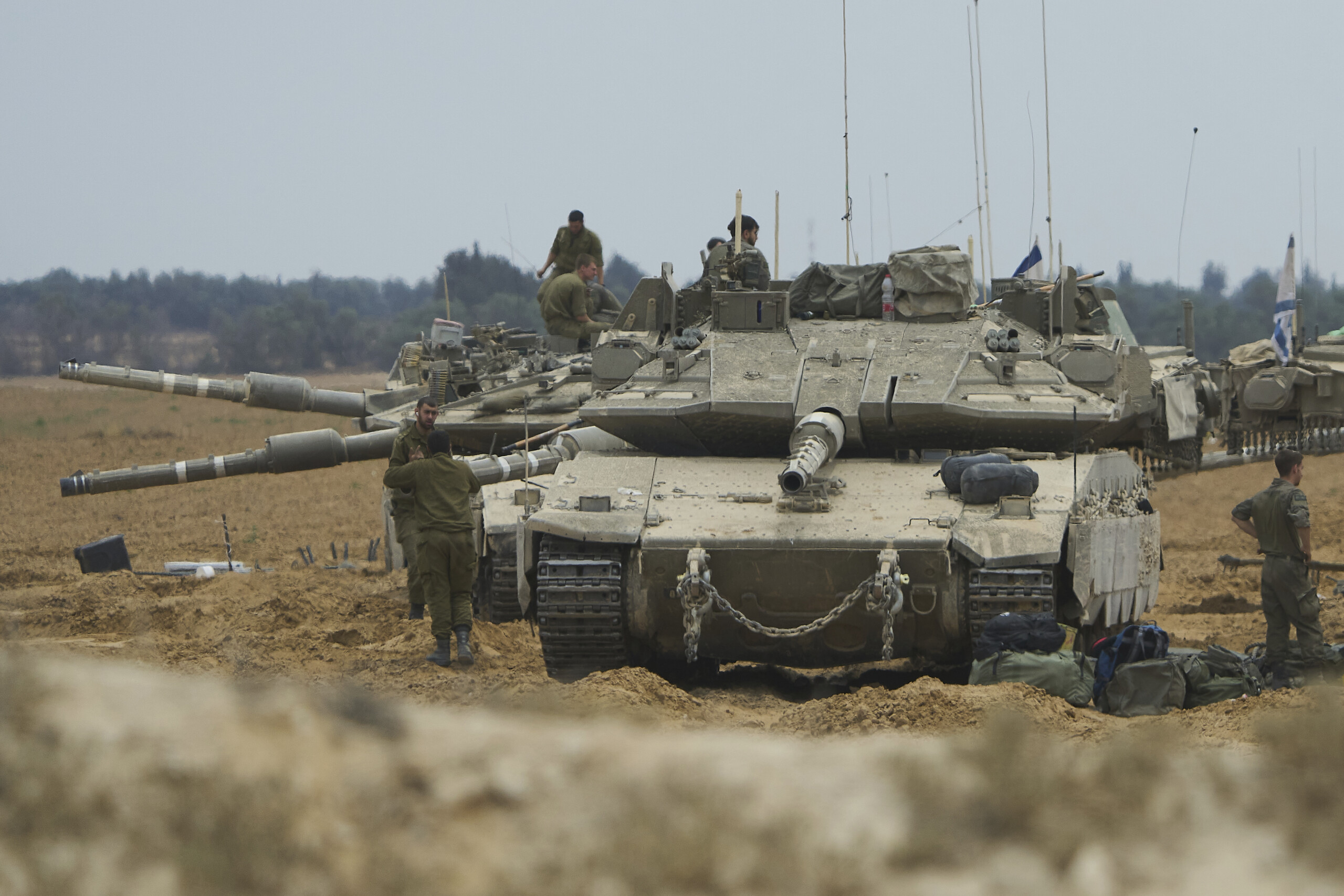 Middle East: media reports IDF armoured vehicles advancing in central Gaza 1 middle east media reports idf armoured vehicles advancing in central gaza scaled
