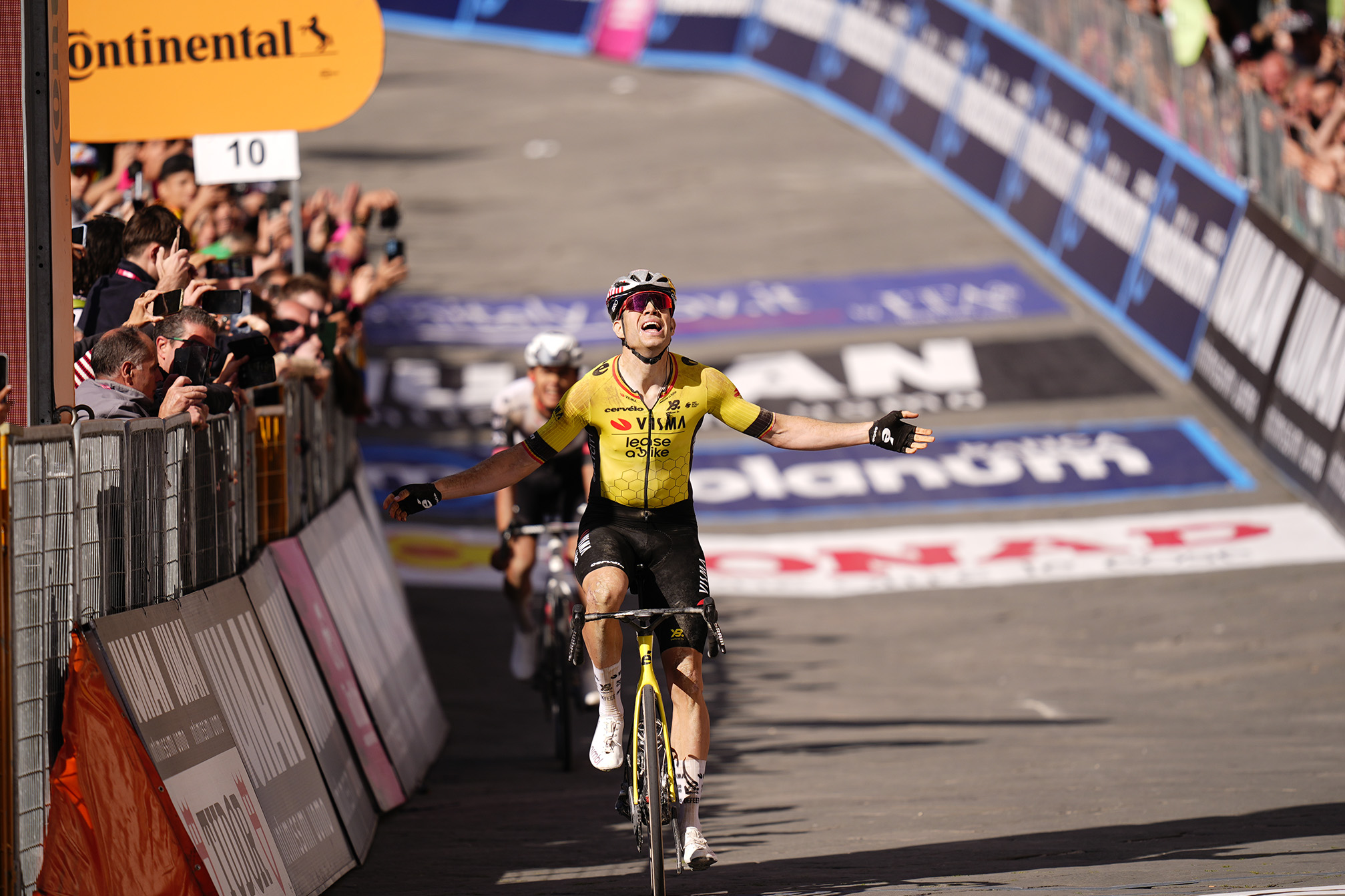 giro ditalia van aert wins stage nine pink jersey to del toro