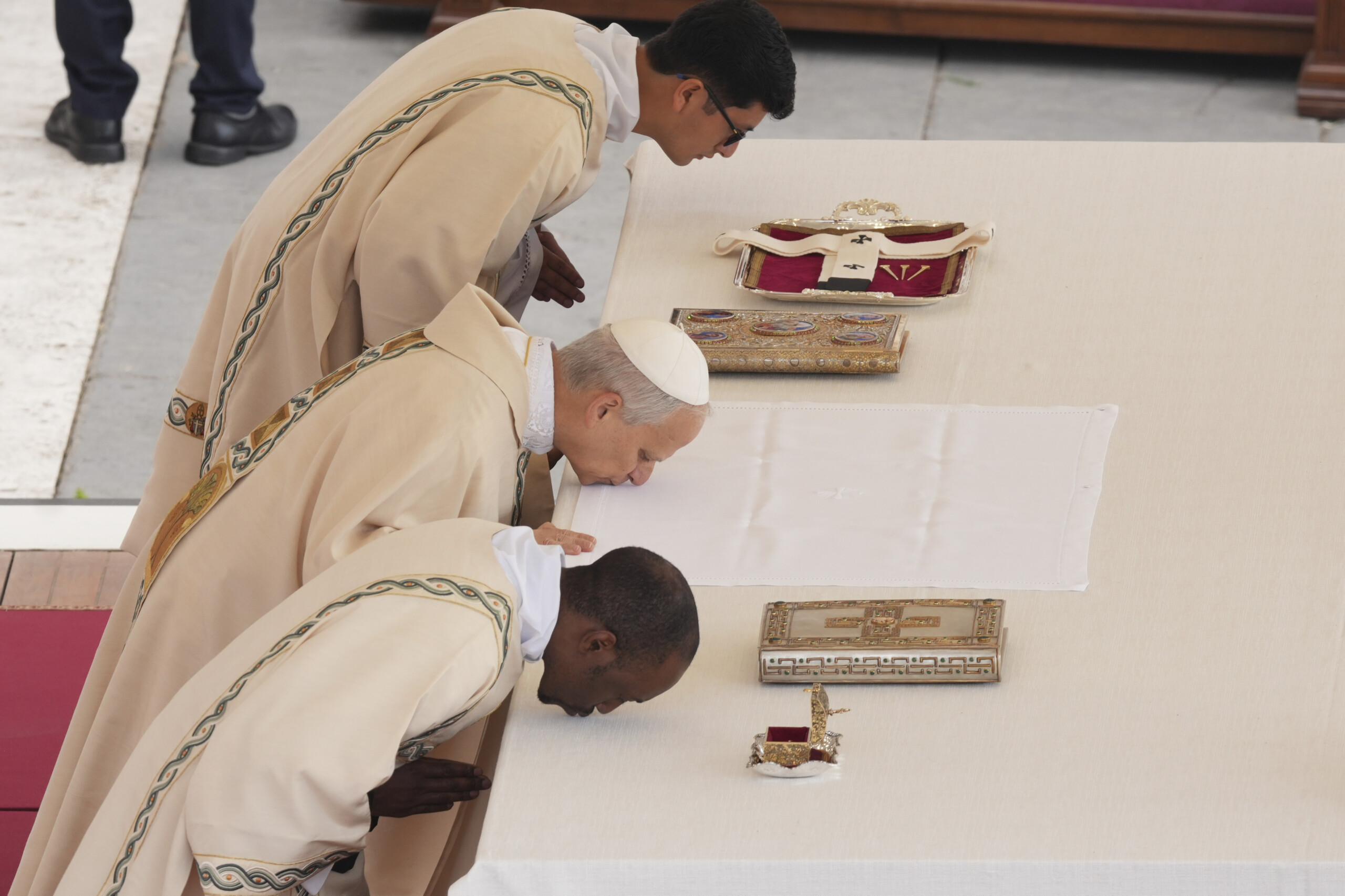 pope leo xiv inaugural mass concludes now the homage of delegations scaled