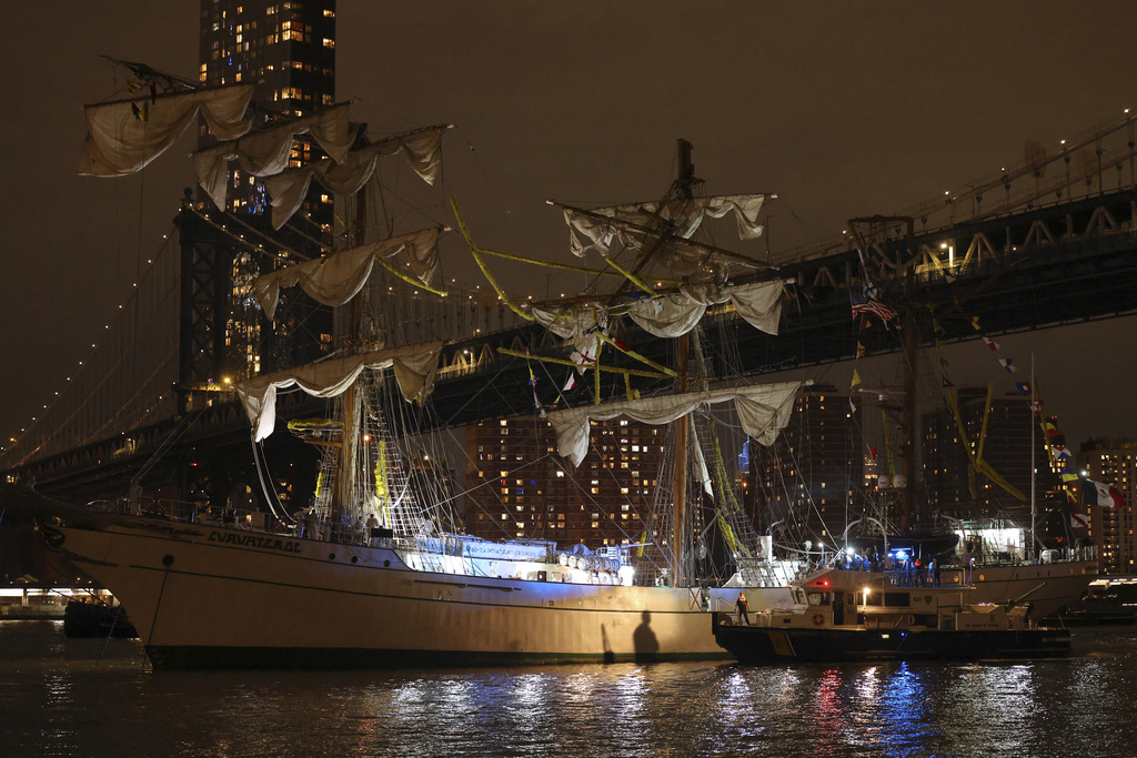 usa mexican navy sailing ship crashes into brooklyn bridge 2 dead