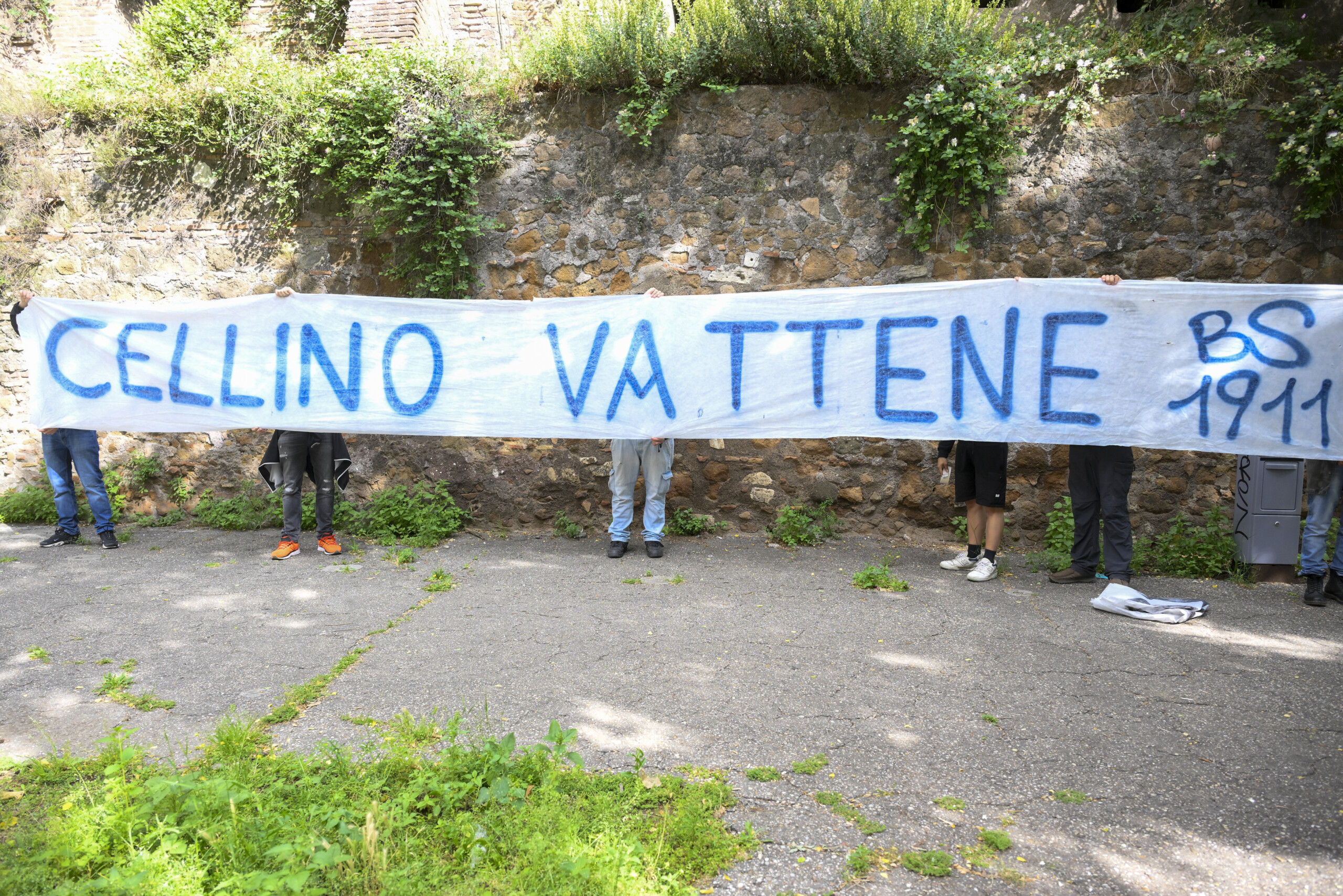 Football: Brescia fans outside the FIGC court, ‘Cellino go away’ 1 football brescia fans outside the figc court cellino go away scaled