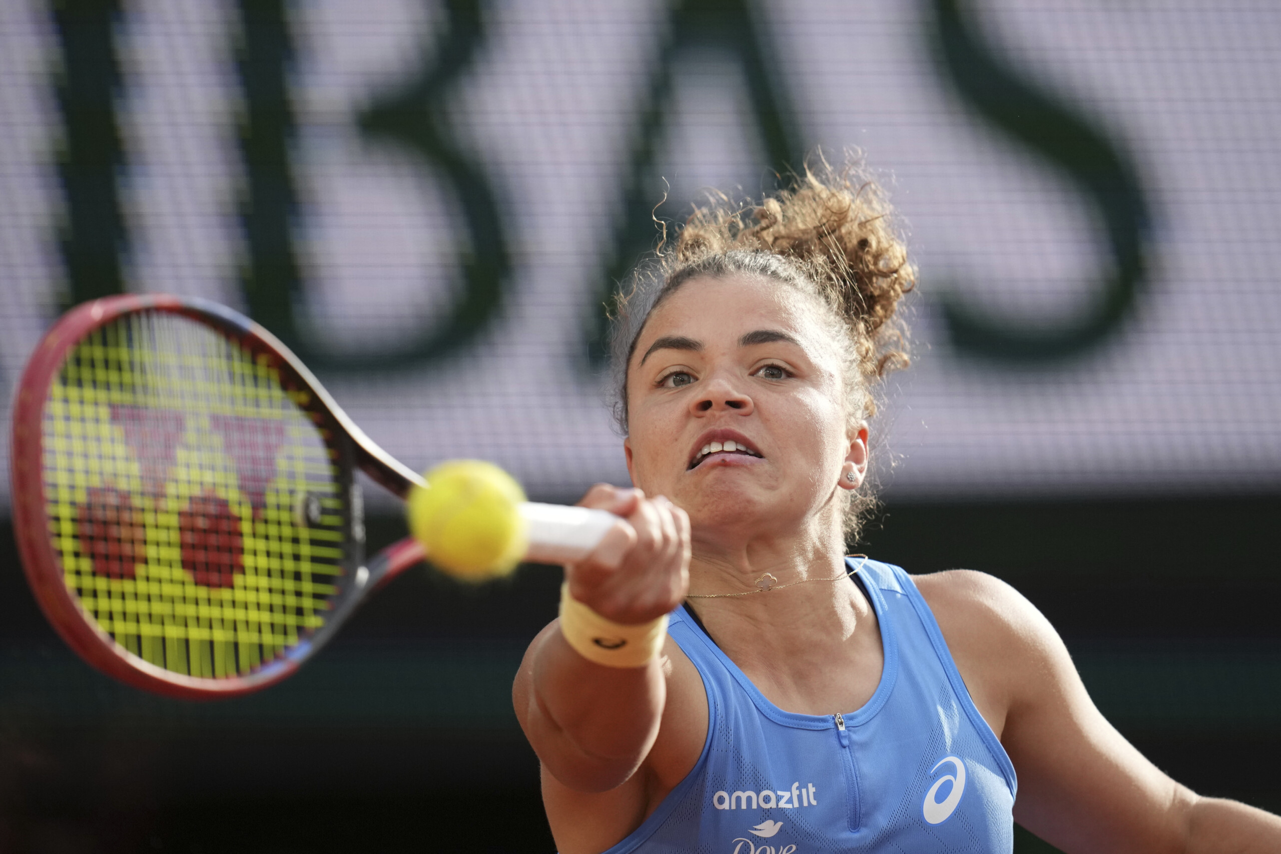 roland garros paolini suffers but wins in her debut yuan knocked out in three sets scaled