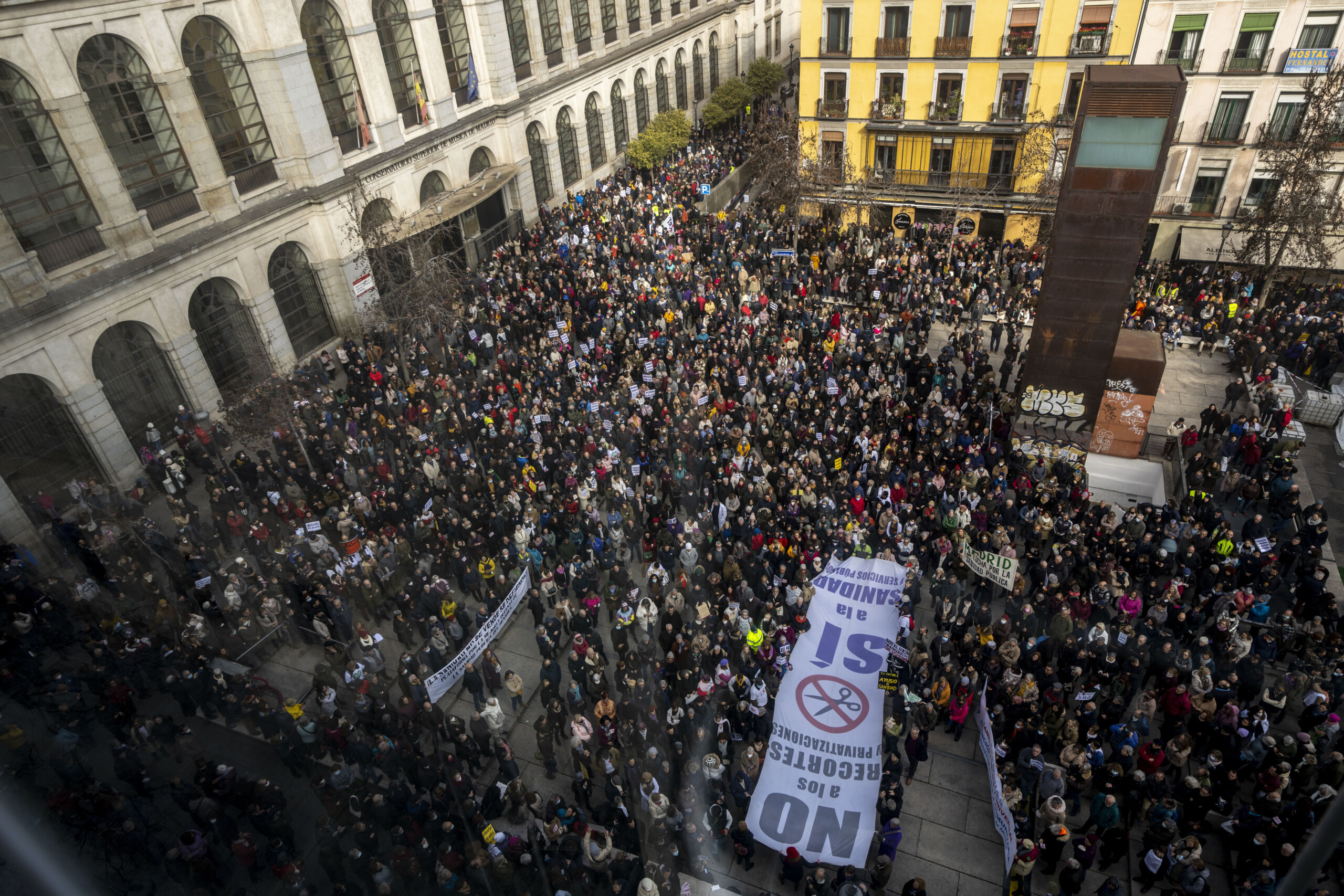 thousands take to the streets in madrid to defend public healthcare scaled