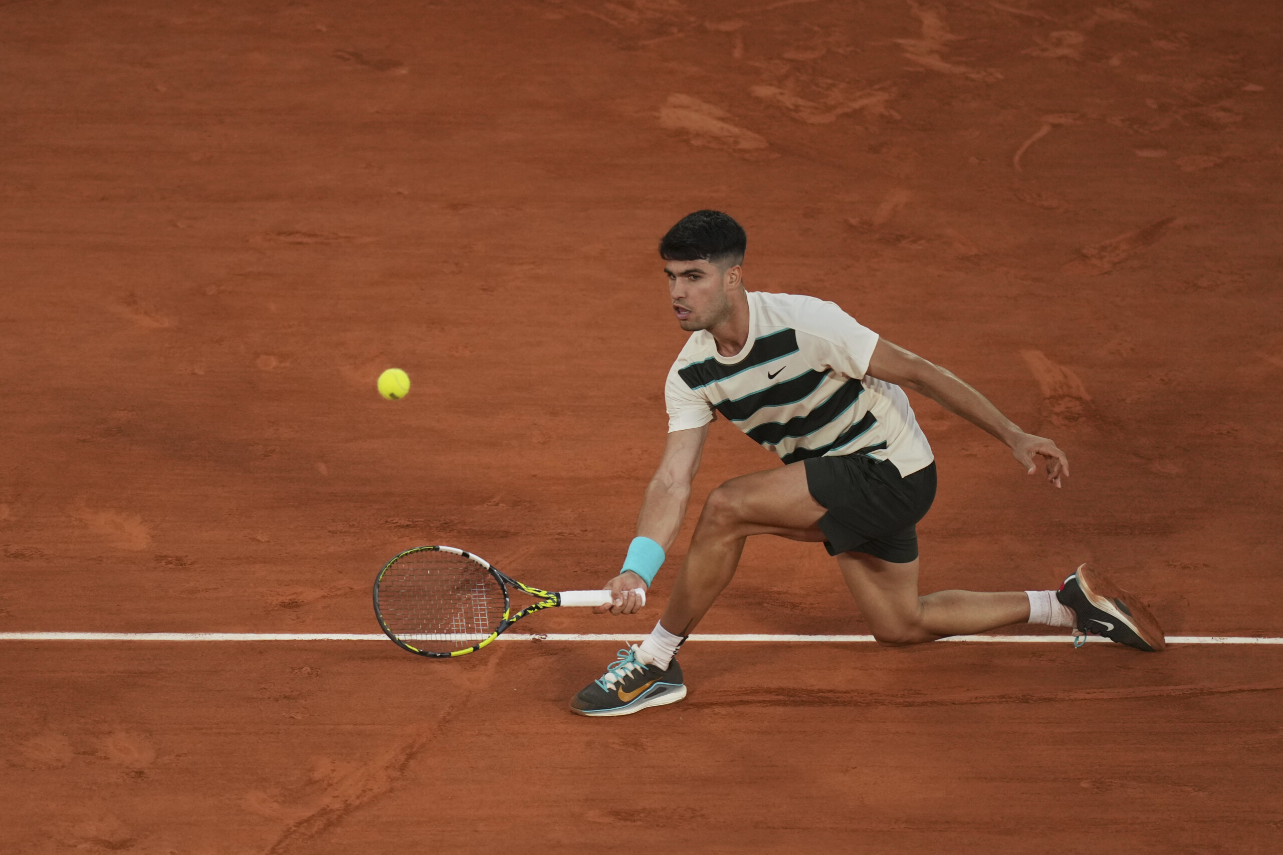 roland garros alcaraz advances to the round of 16 scaled