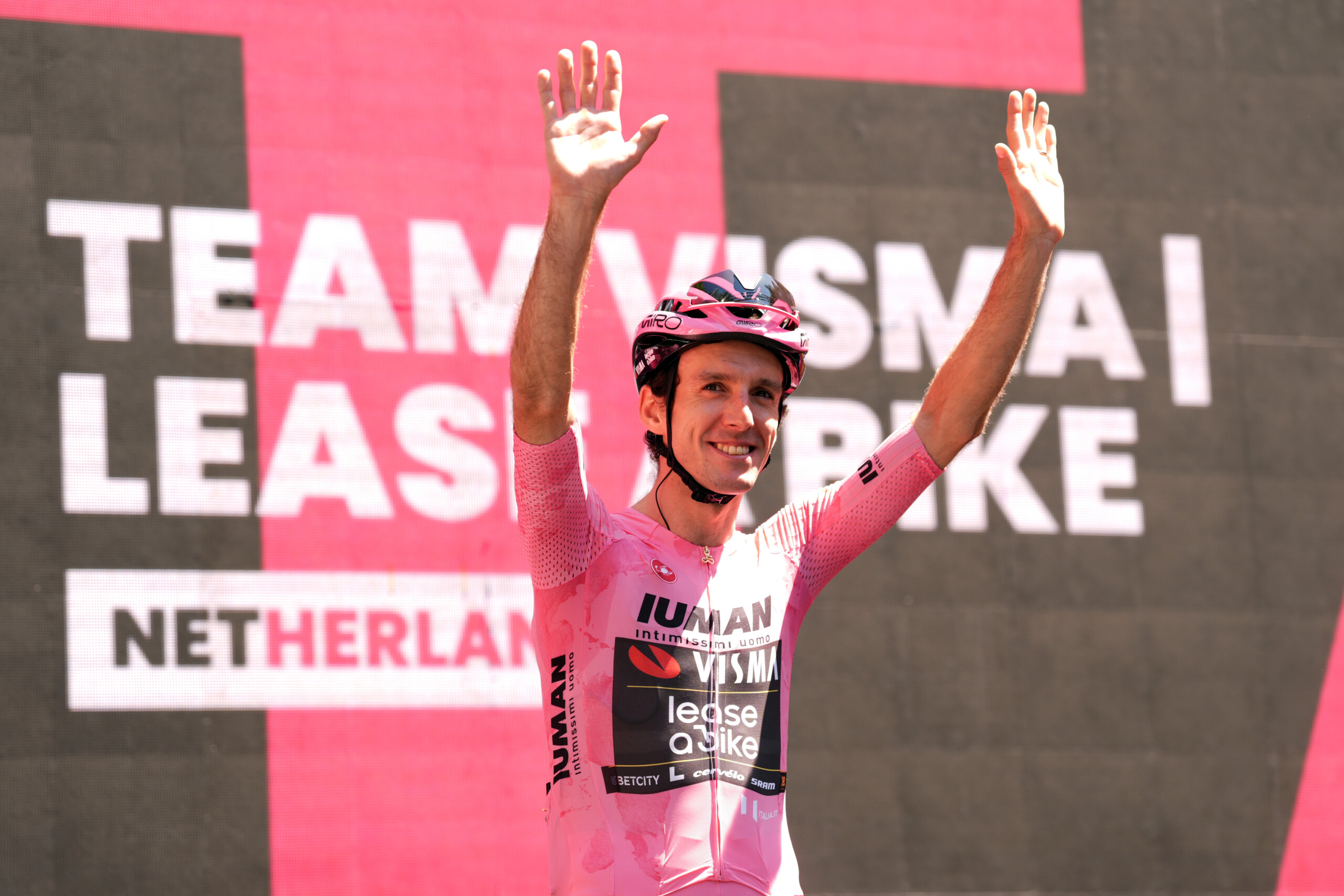 giro ditalia simon yates wins the pink jersey final stage in kooij scaled