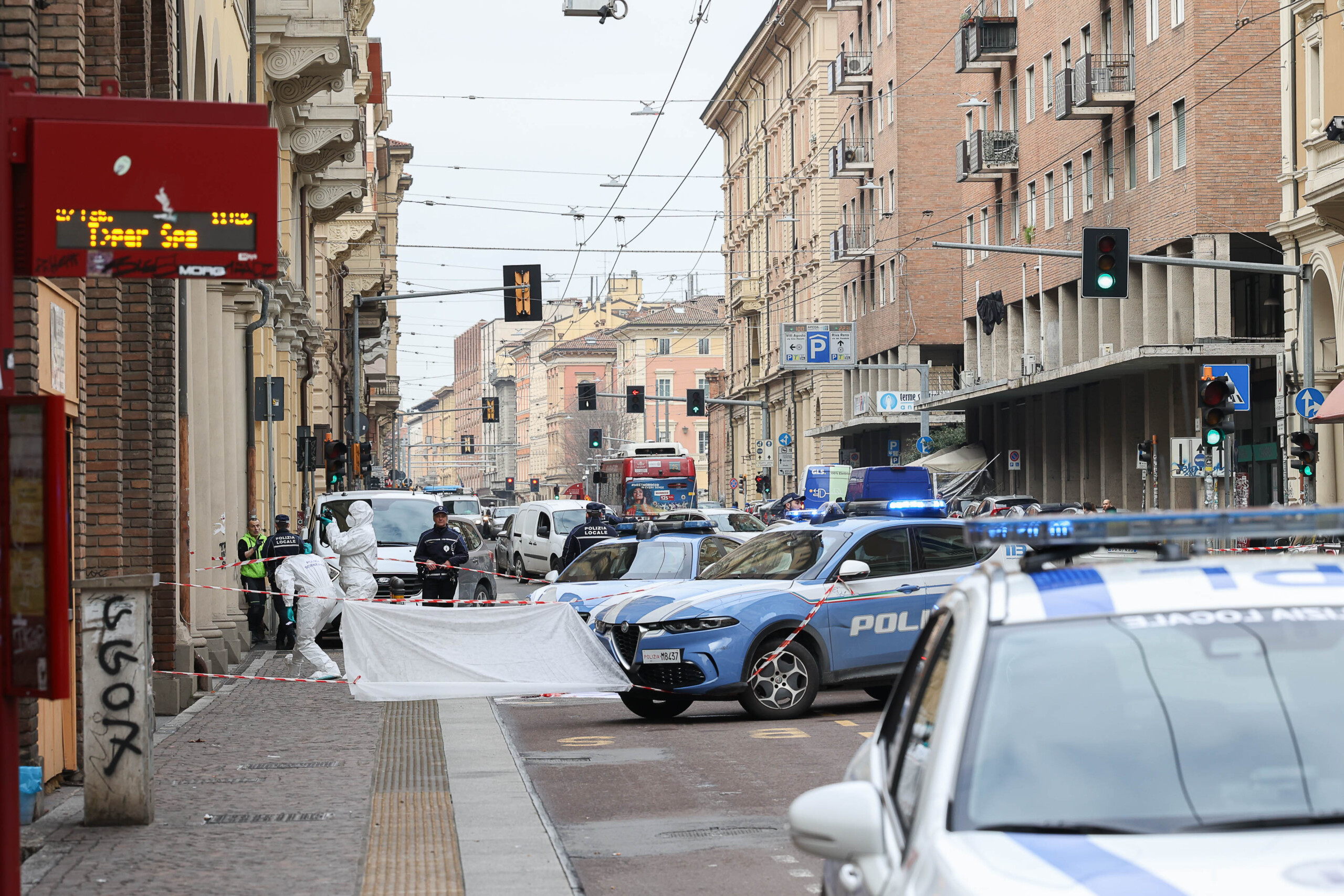 bologna two men found dead in a house one throat slitted and the other stabbed scaled