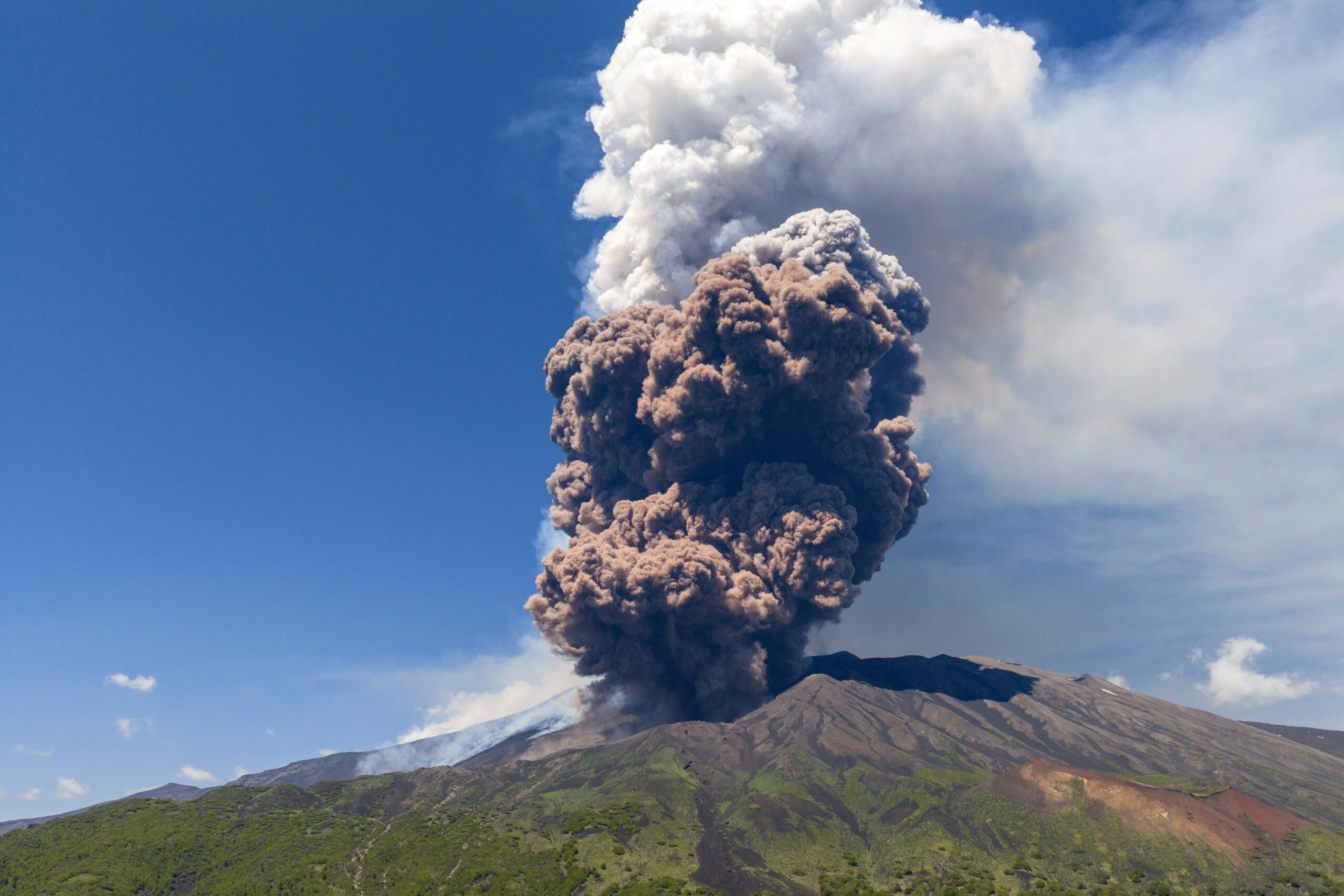 etna researcher from ingvs etnean observatory fiery cloud like in pompeii scaled