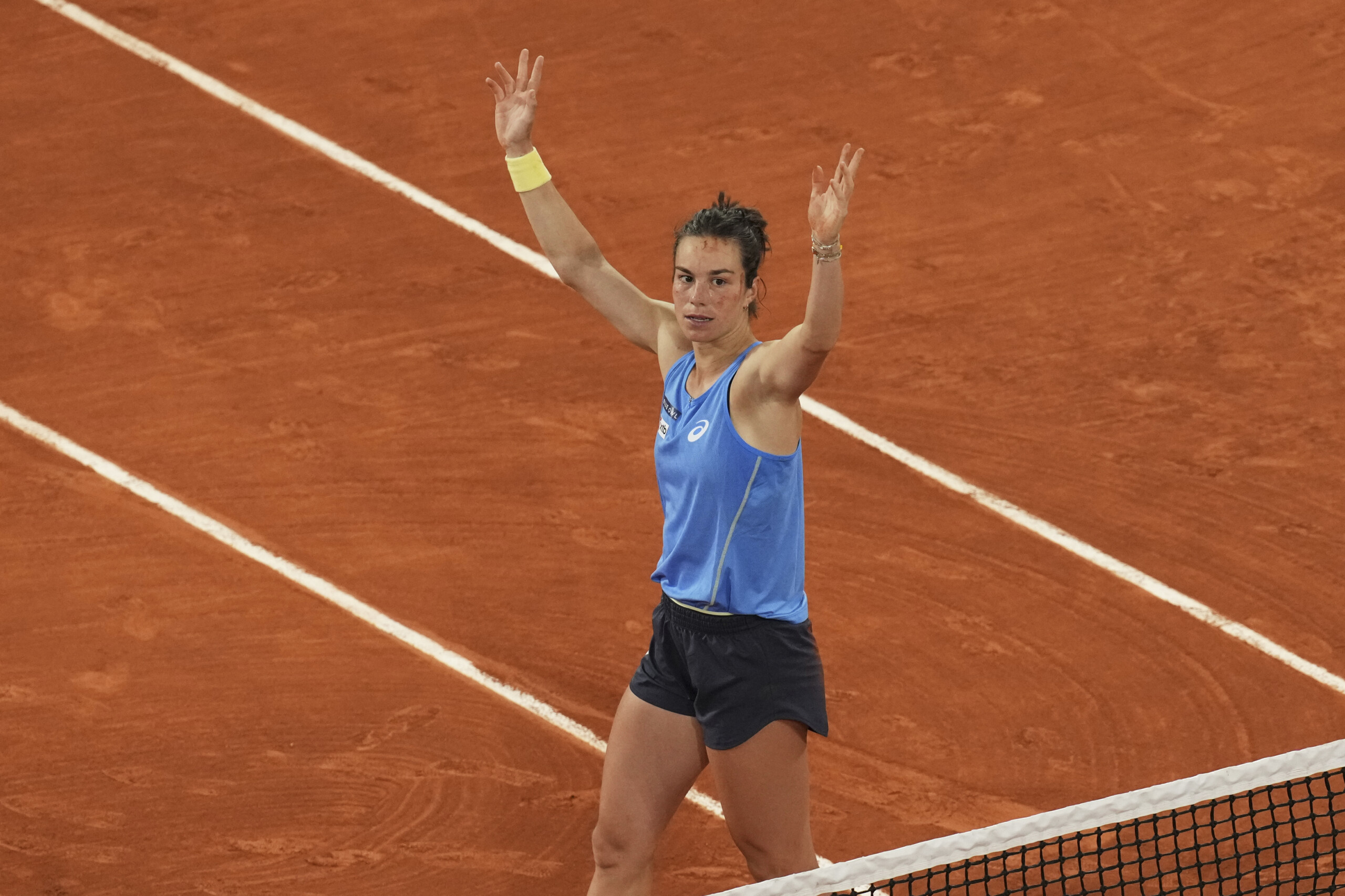roland garros boissons fairytale beats andreeva and reaches the semifinals as world no 361 scaled
