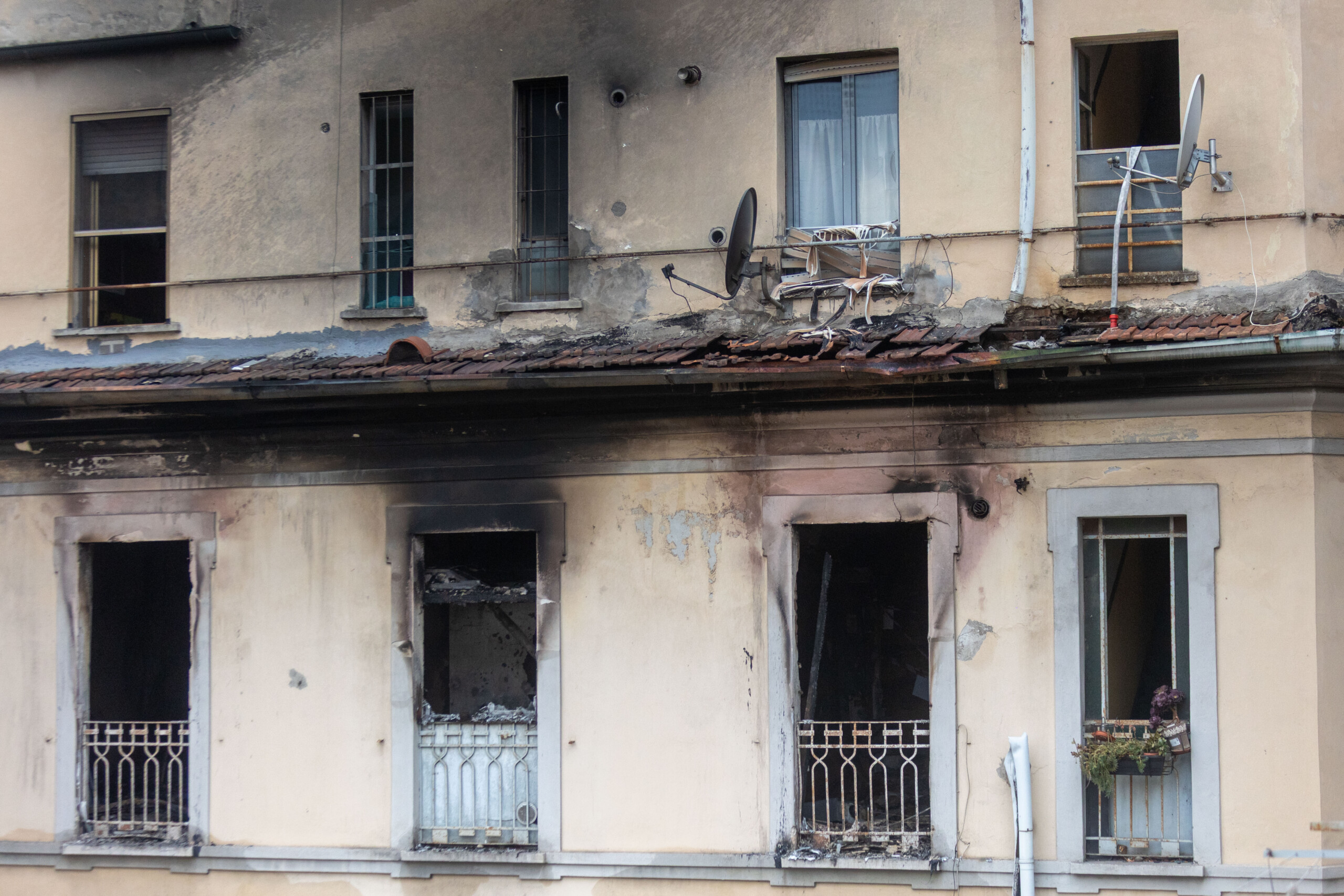 fire in milan womans partner at police station she jumped from fourth floor to escape flames scaled