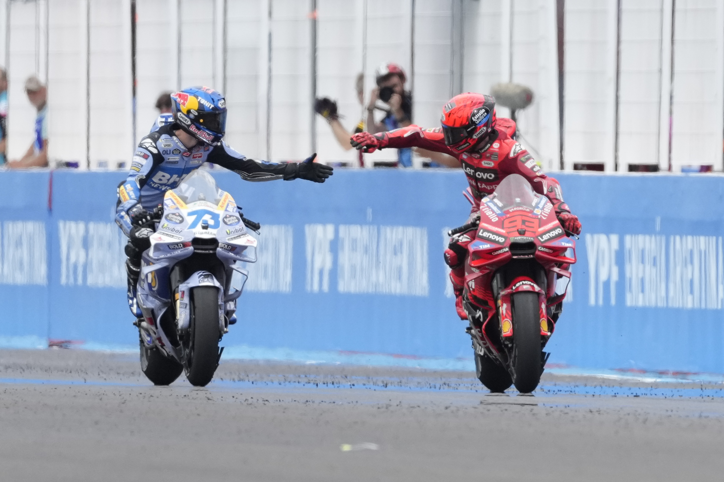 motogp gran premio di aragona marquez vince davanti al fratello alex bagnaia terzo