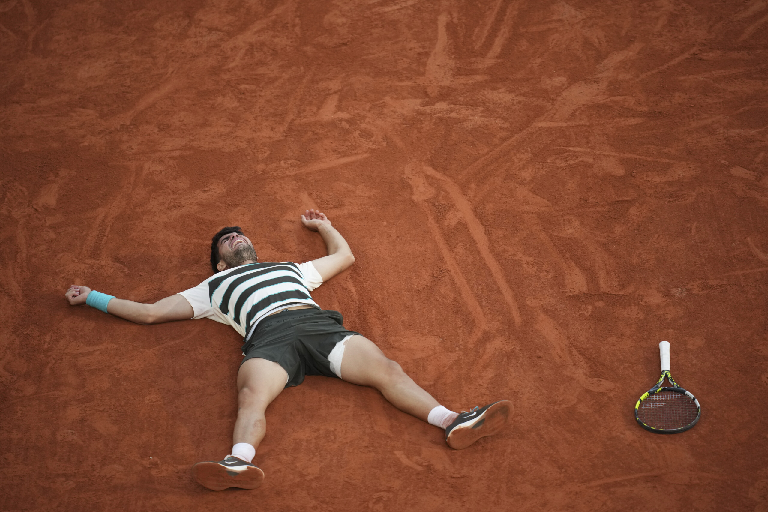 roland garros alcaraz triumphs in comeback sinner falls in super tie break scaled