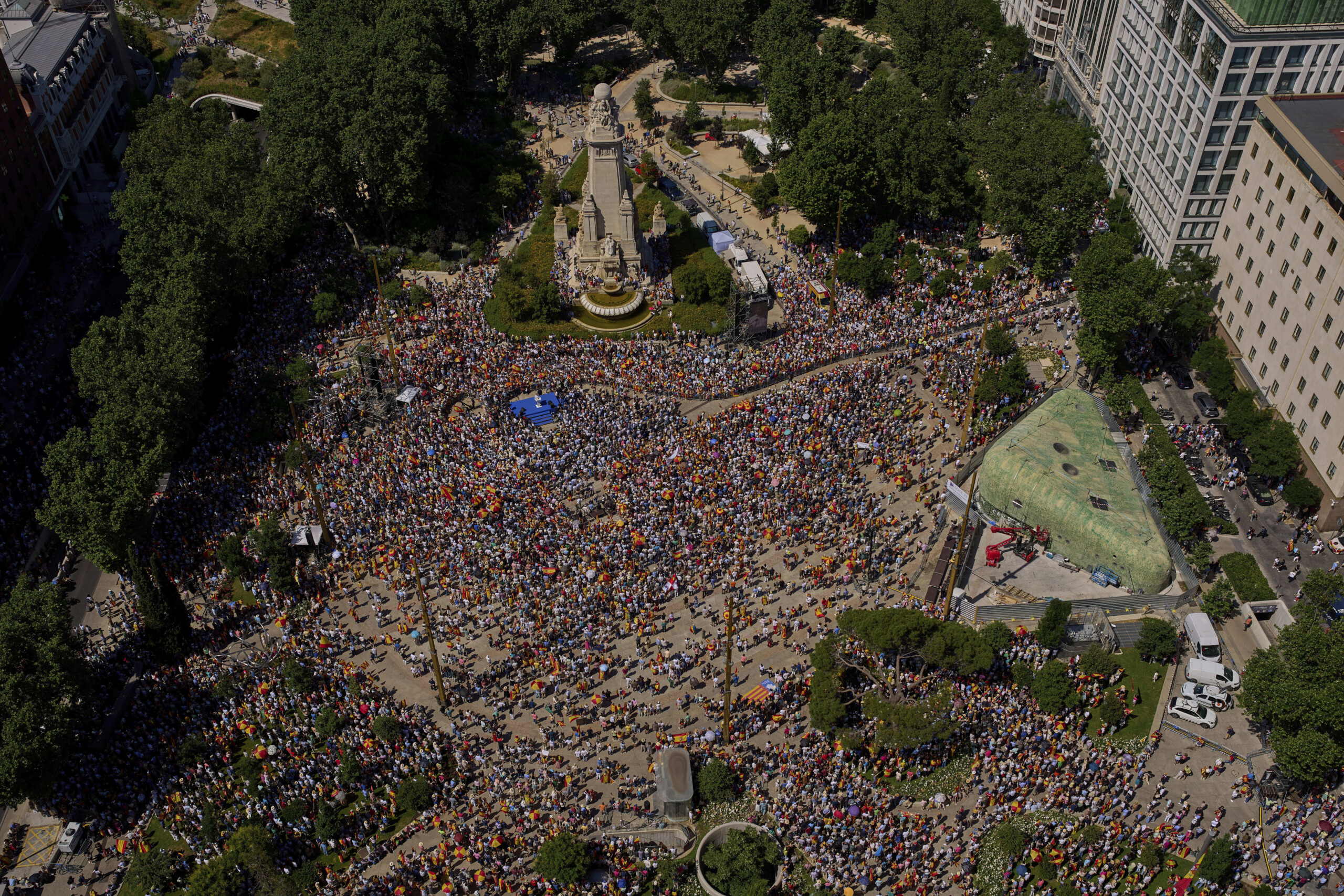spain tens of thousands rally in madrid against sanchez government scaled