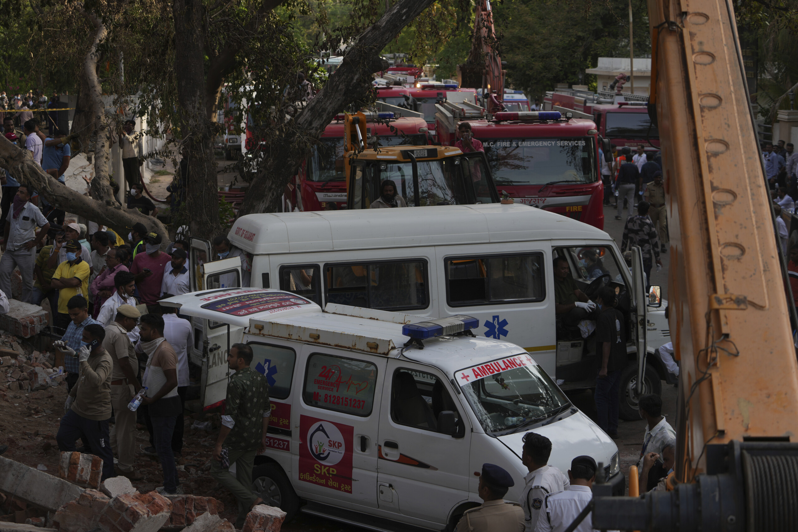 india survivor of crashed plane i was surrounded by bodies scaled