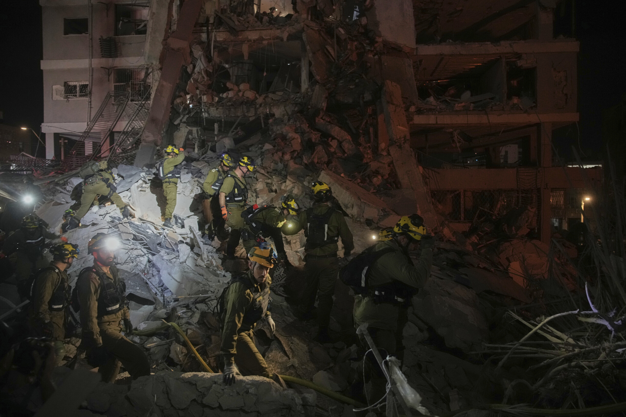 iran israel two skyscrapers hit by missiles in the tel aviv area over 100 injured scaled