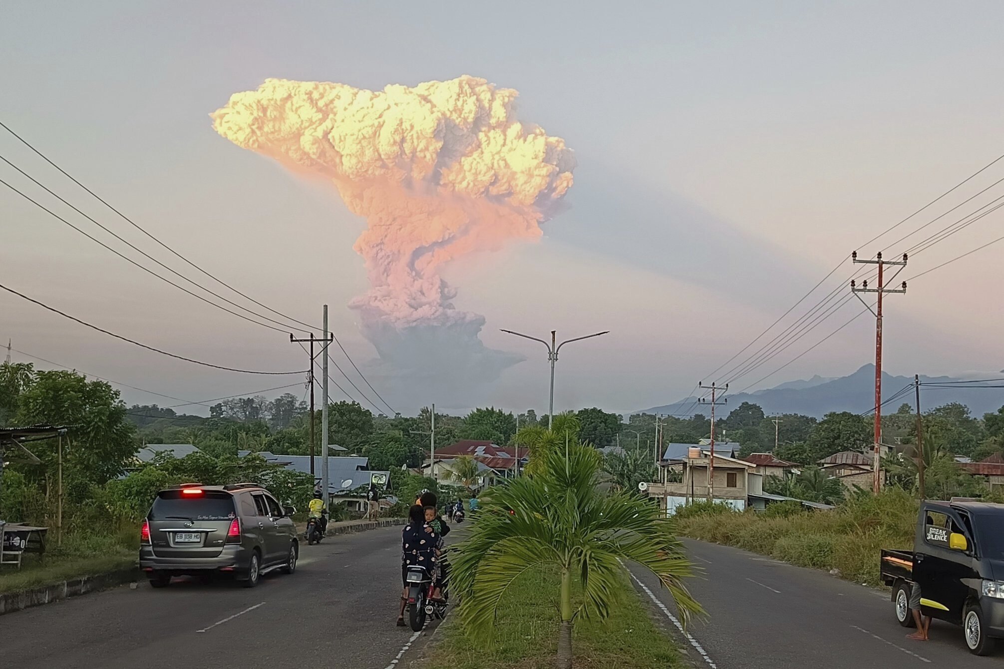 indonesia maximum alert for eruption of laki laki volcano