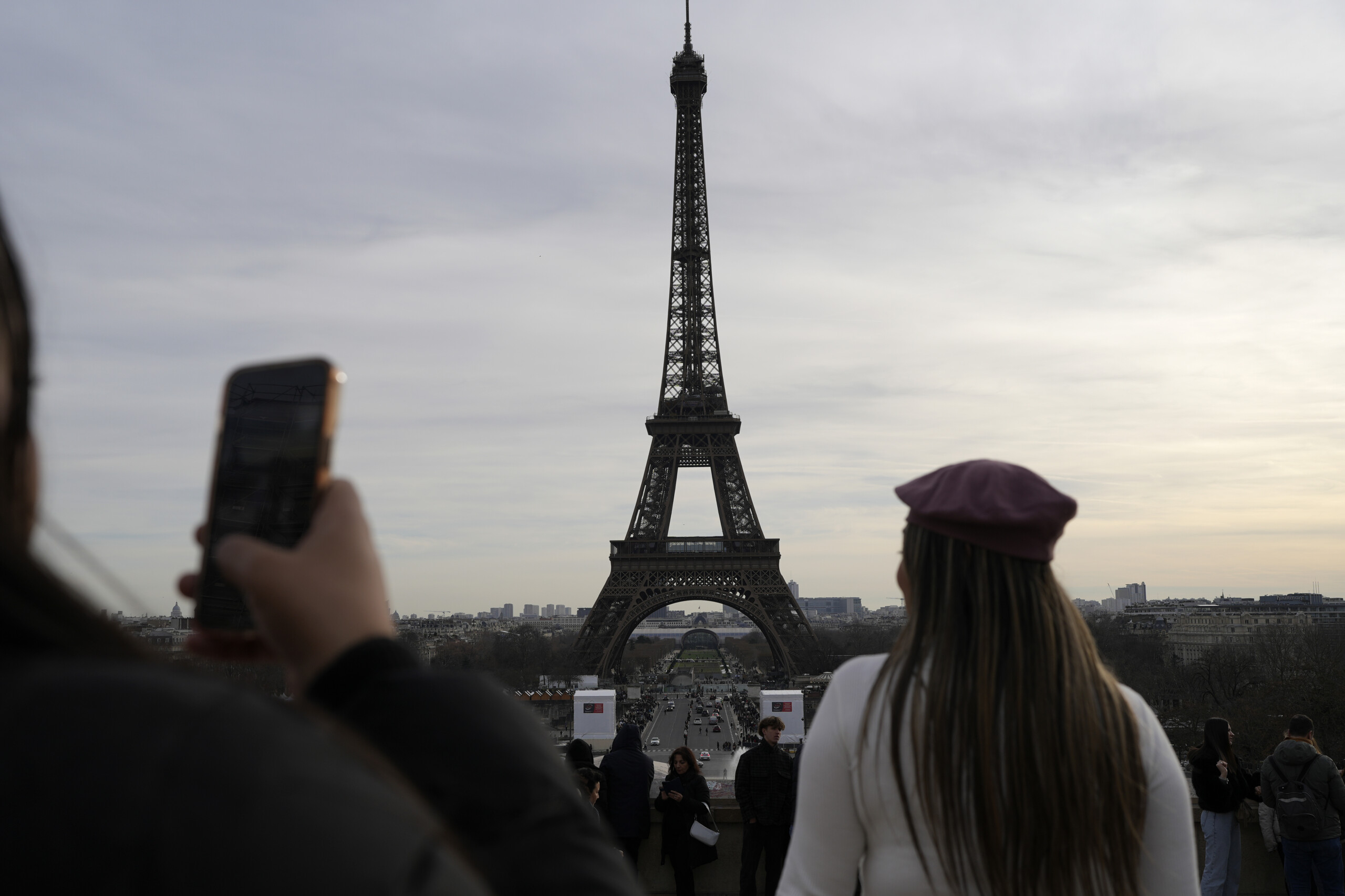 heatwave eiffel tower closed until wednesday scaled