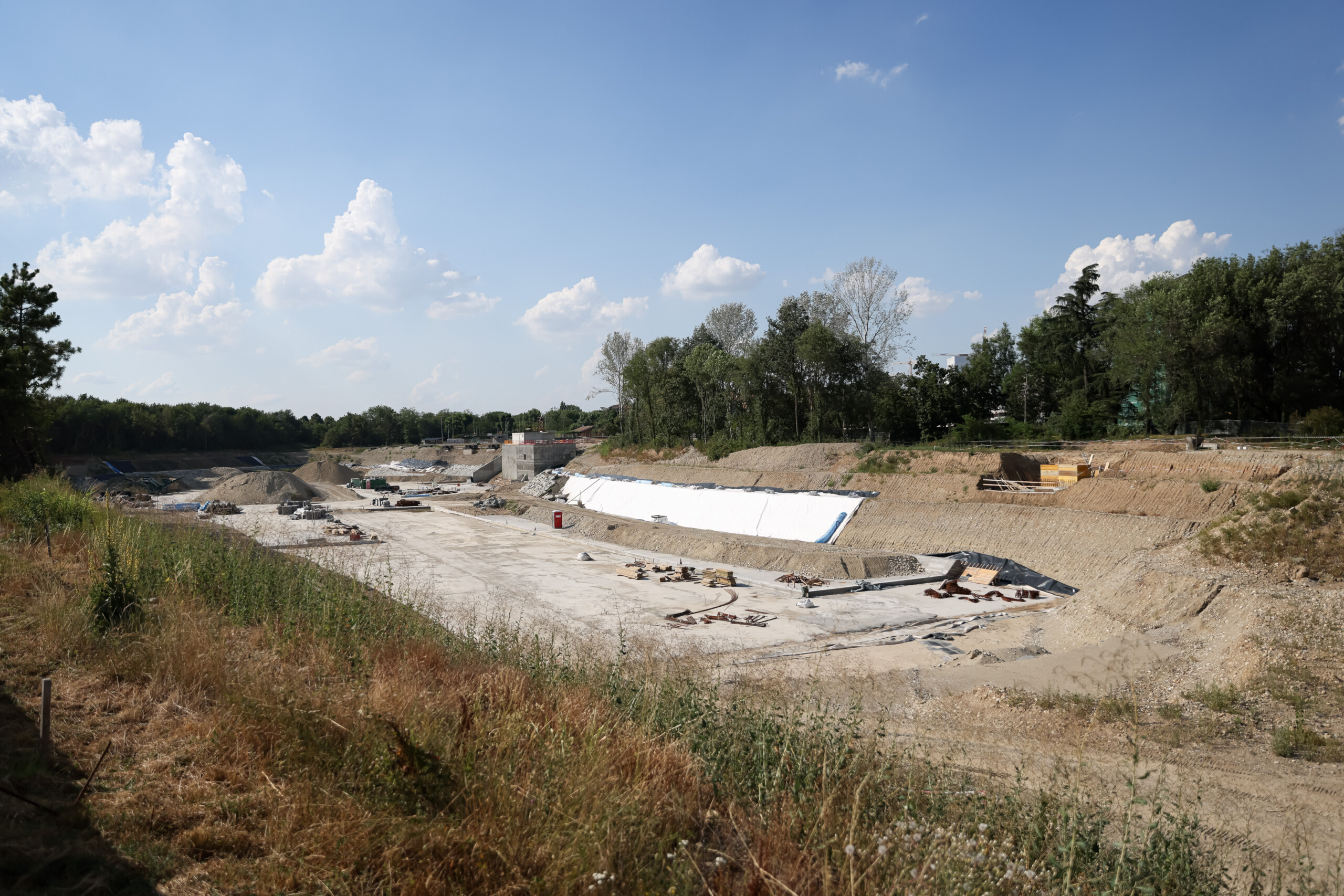 bad weather ass granelli seveso flood wave in milan flood basin activated scaled