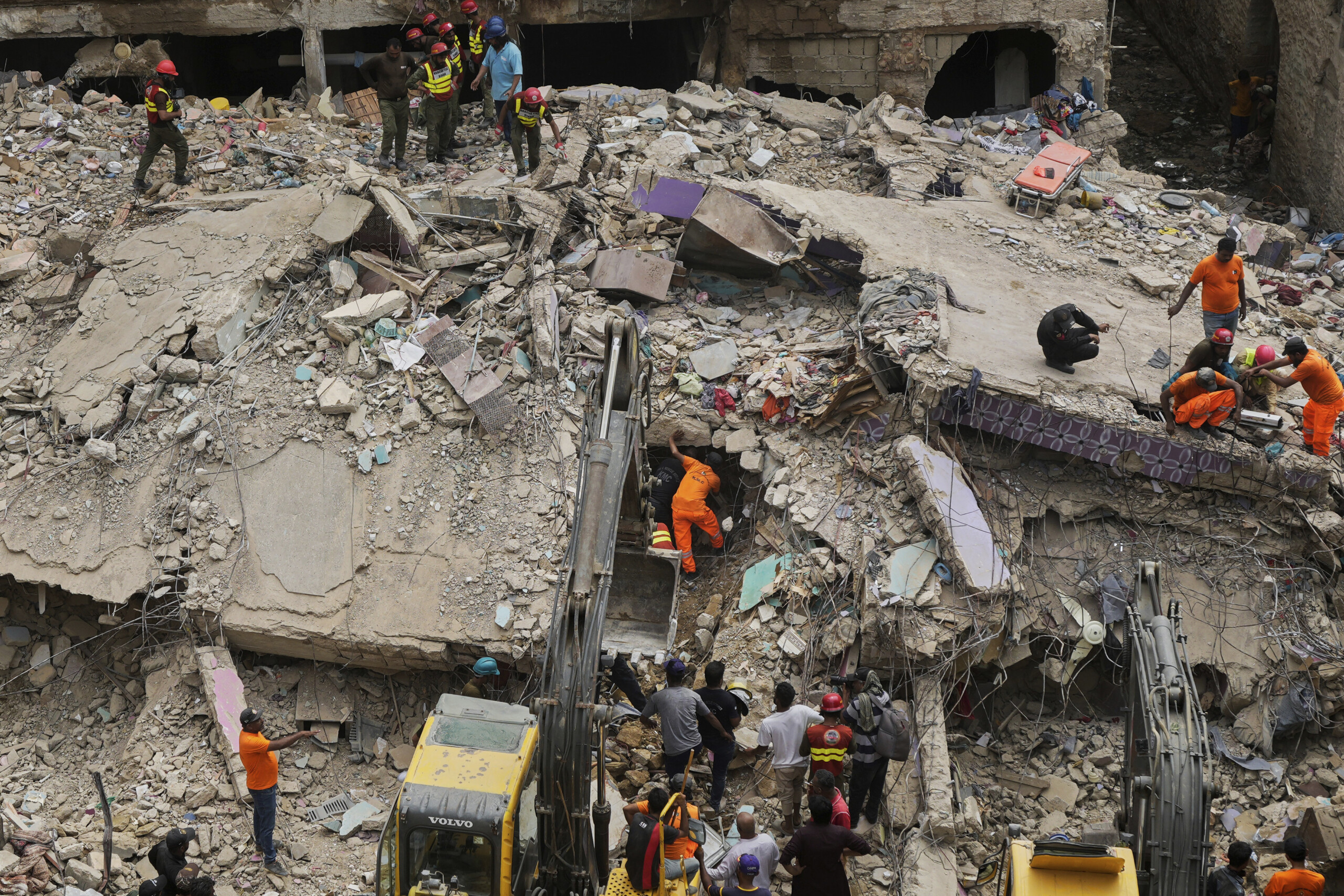 pakistan death toll rises to sixteen in karachi building collapse scaled