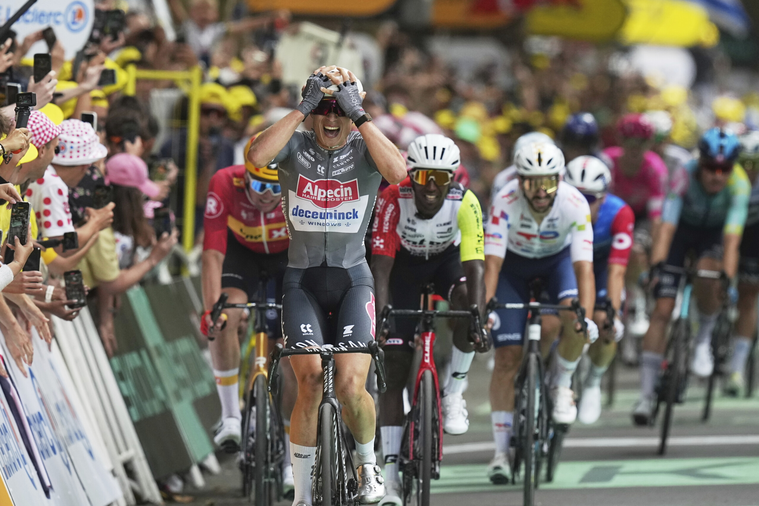 tour de france philipsen wins sprint and takes first yellow jersey scaled