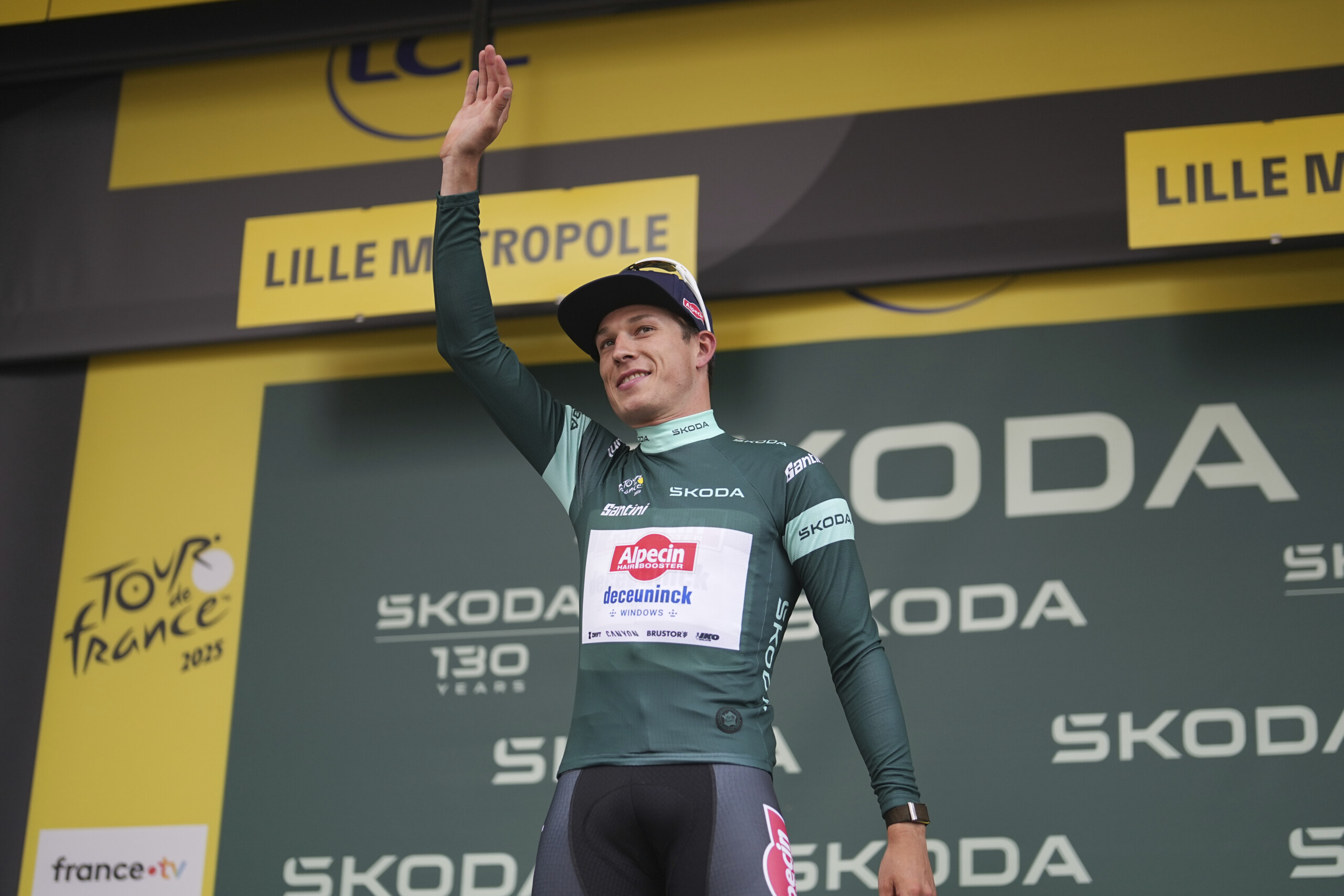 tour de france jasper philipsen crashes and withdraws scaled
