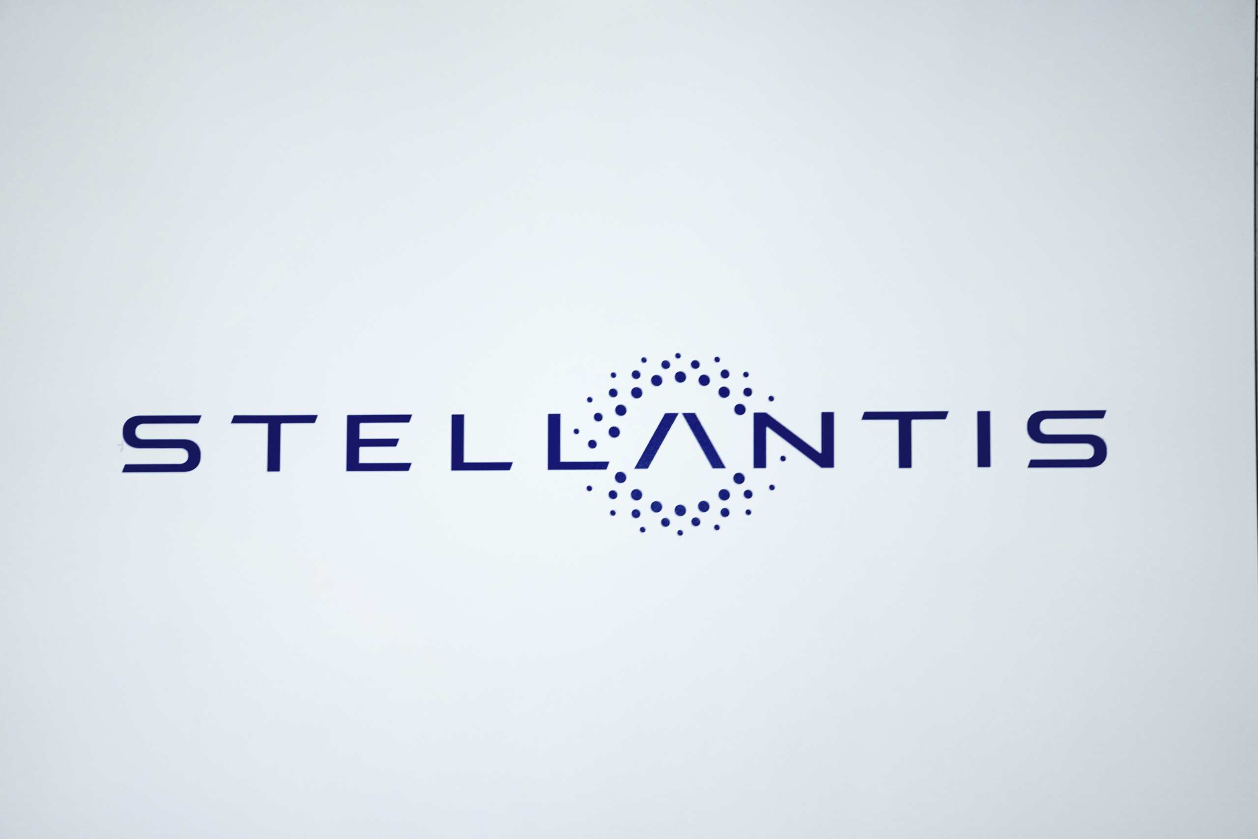 stellantis hydrogen fuel development programme halted scaled