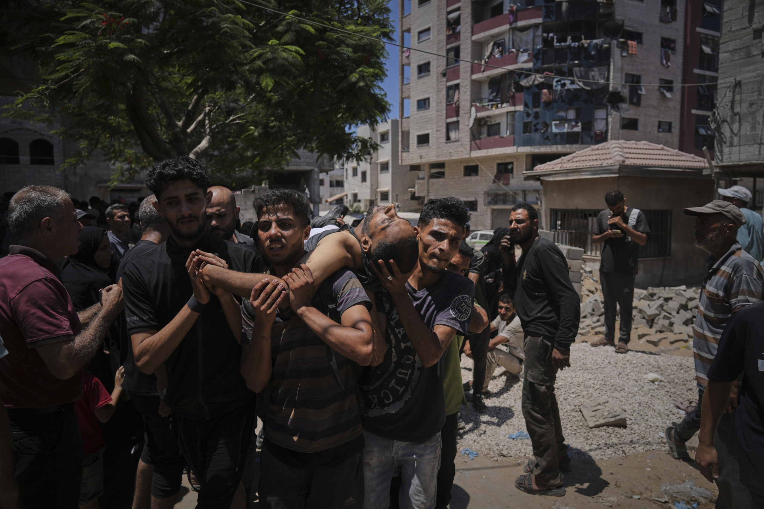 gaza idf warning shots fired near aid centres but hamas figures are false scaled