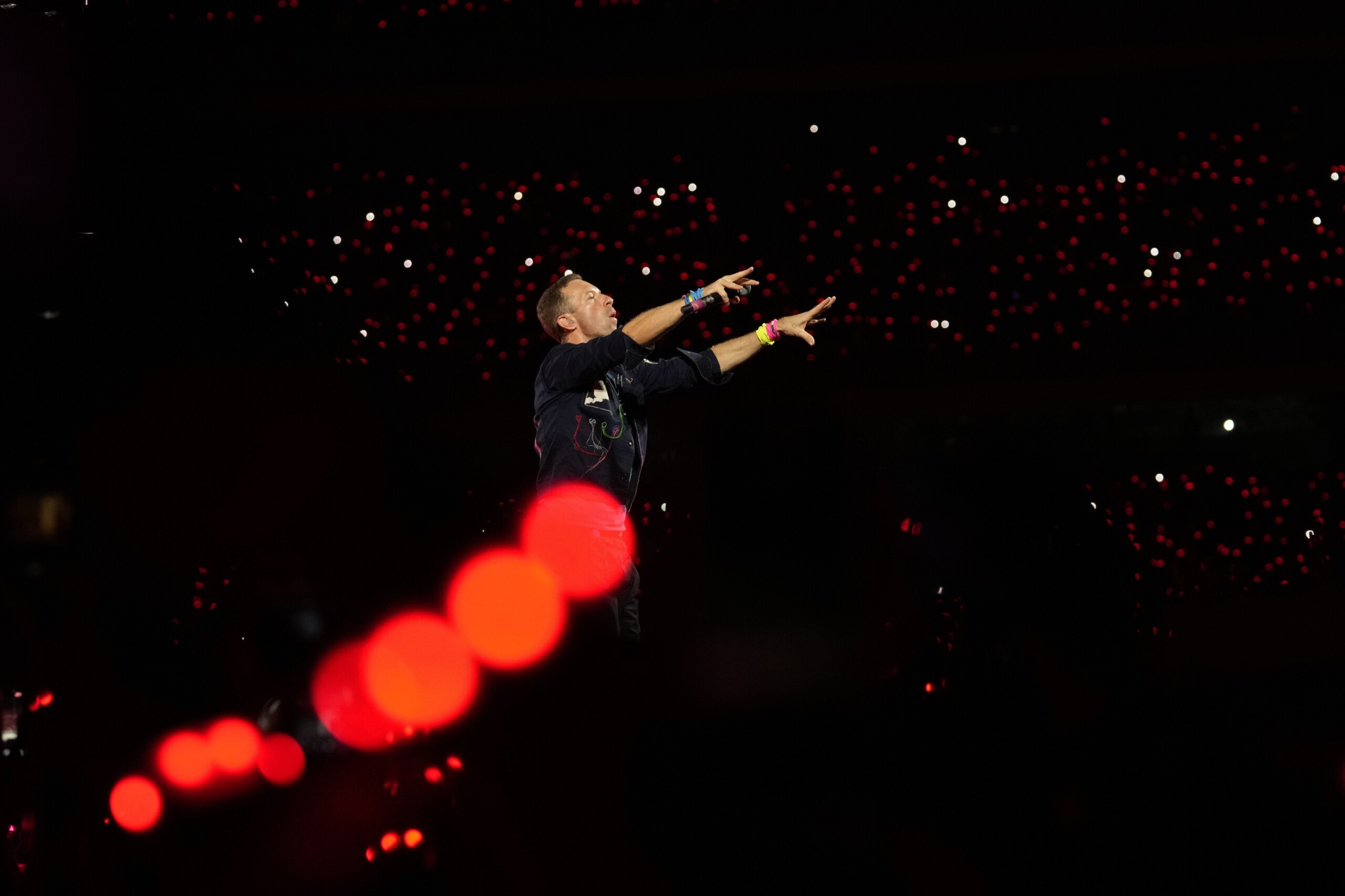 usa lovers caught at coldplay concert he resigns from the astronomer scaled