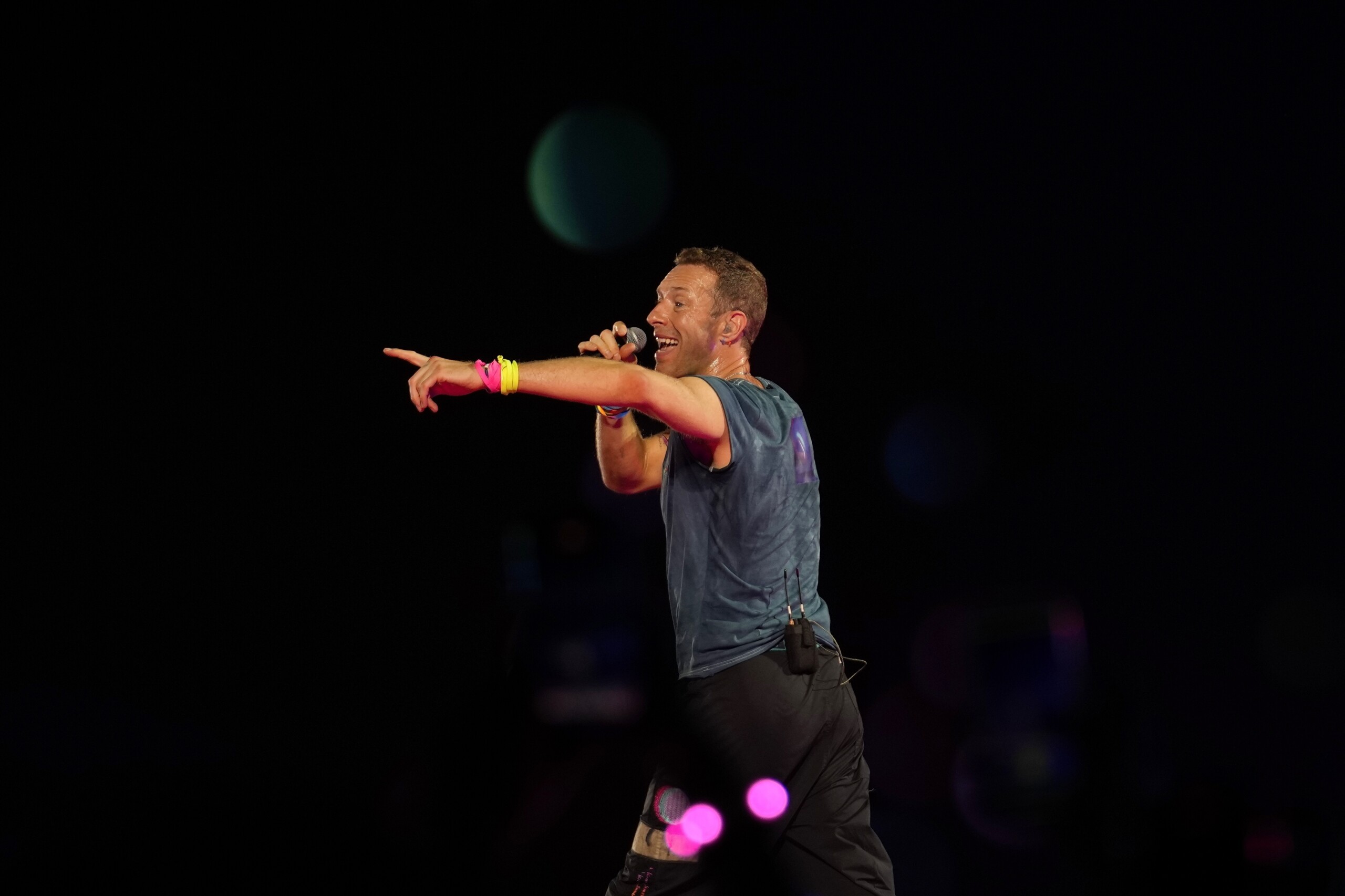 usa lovers caught at coldplay concert she also leaves astronomer scaled