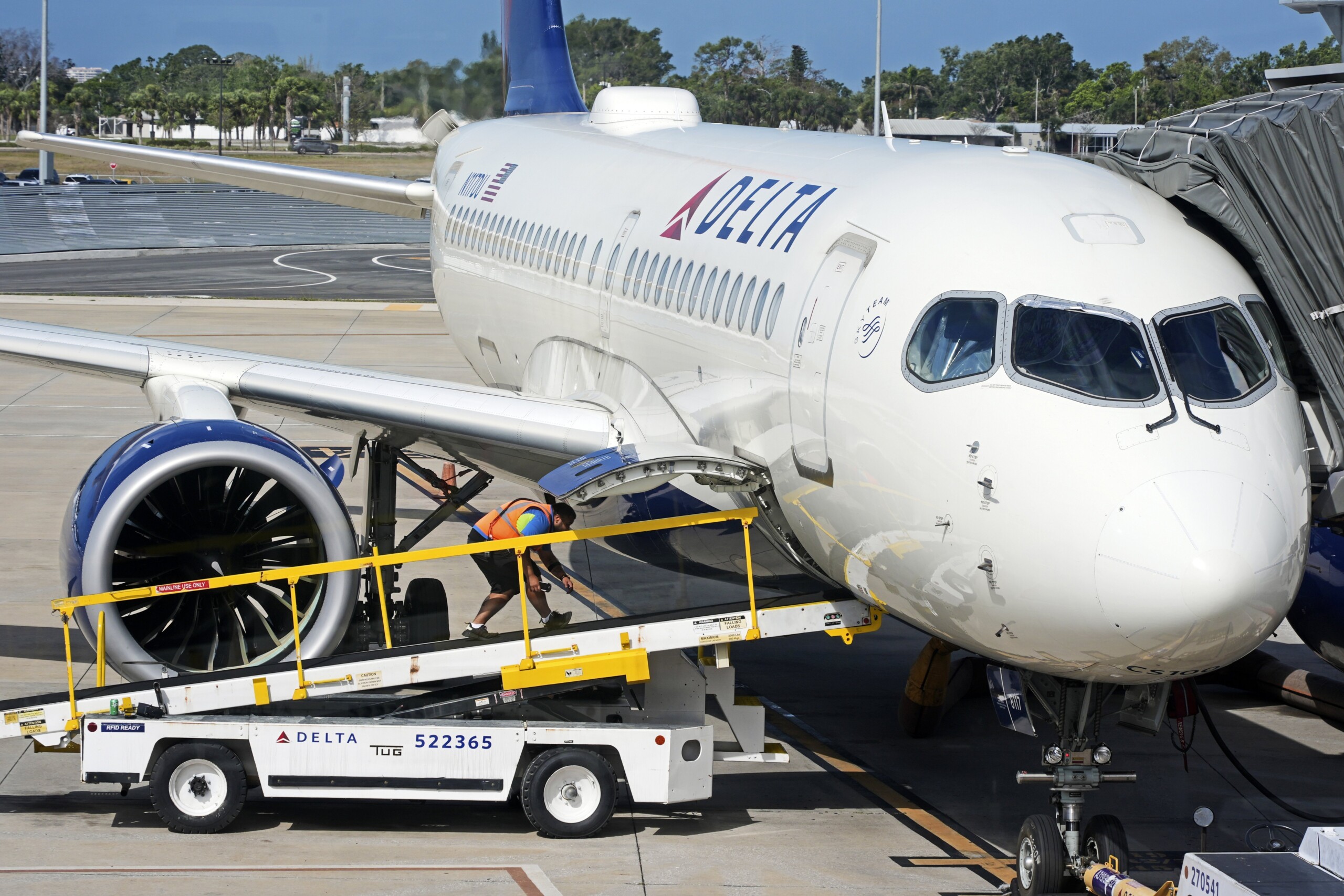 usa severe turbulence on delta flight 25 passengers injured scaled