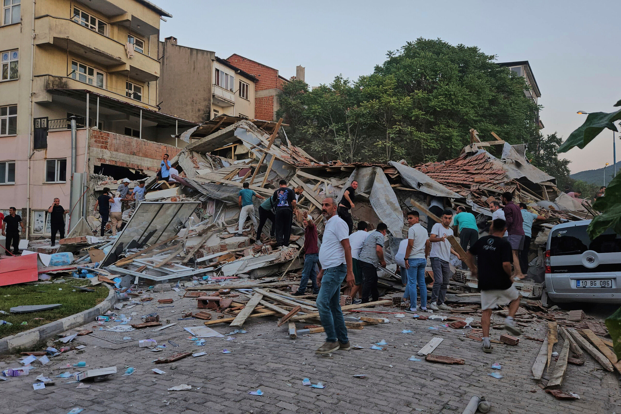 earthquake in turkey one dead and 29 injured after 6 1 magnitude quake scaled