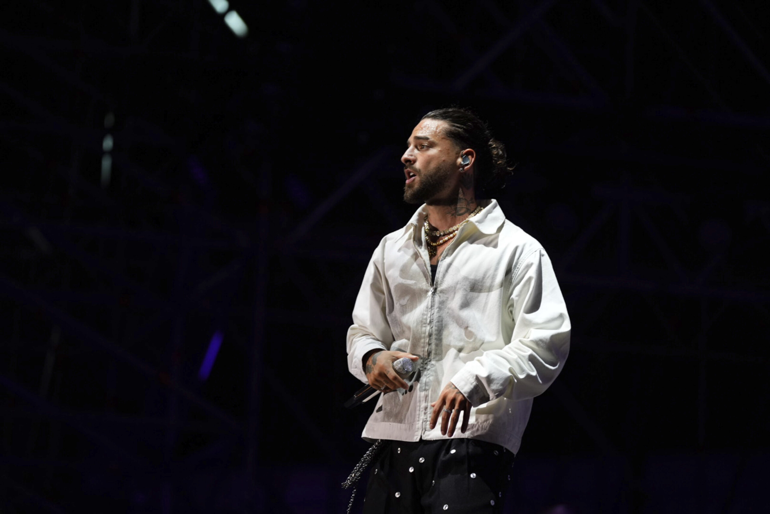 maluma scolds two parents at a concert for bringing a one year old child scaled