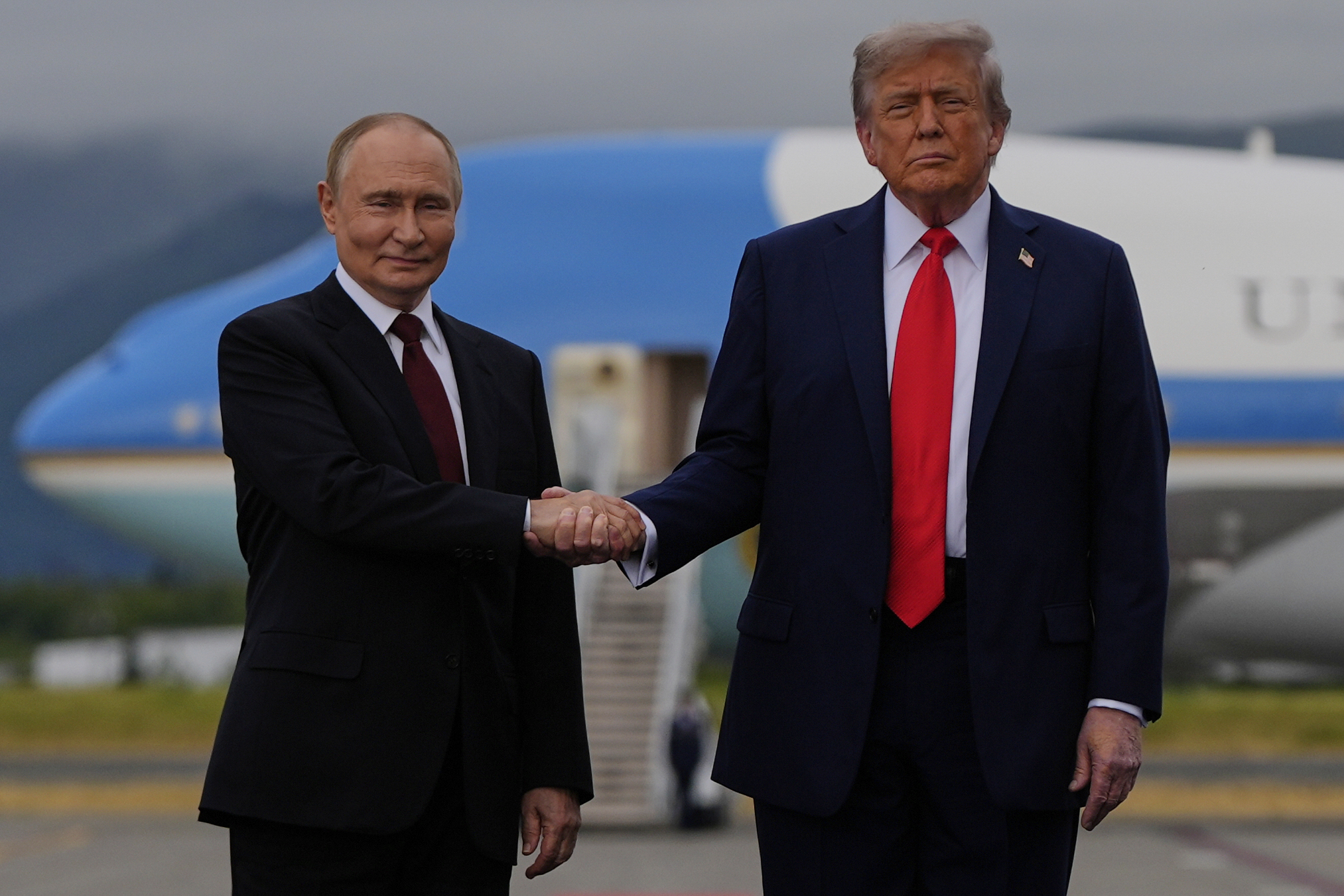 ukraine summit in alaska handshakes and smiles between trump and putin at the airport