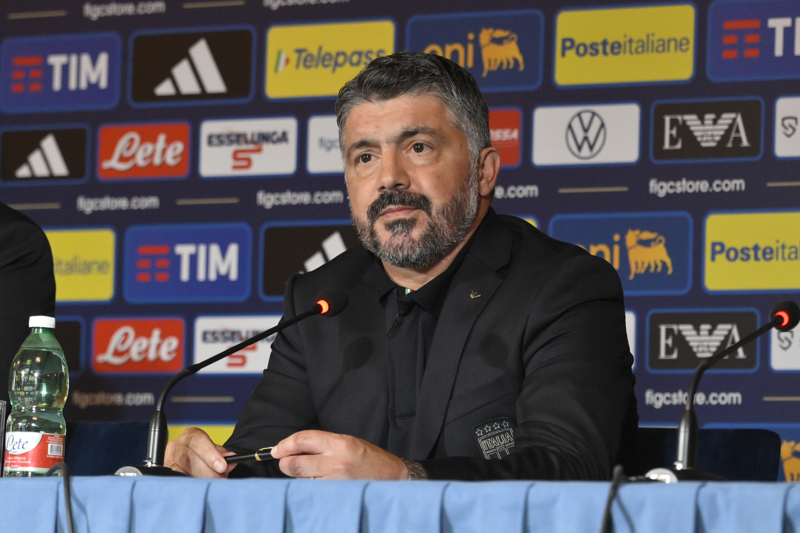 football gattuso returns to milanello coach meets allegri and players scaled