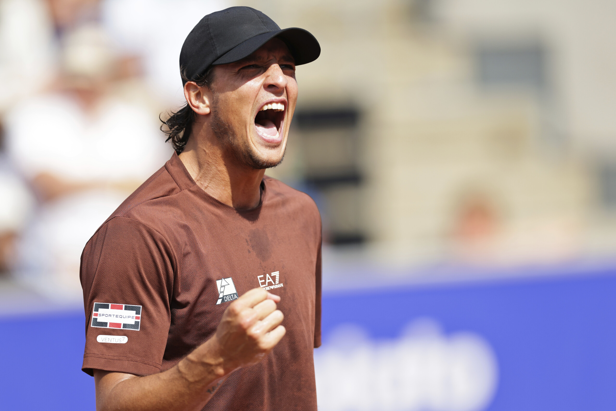 us open darderi advances to second round defeating hijikata in three sets scaled
