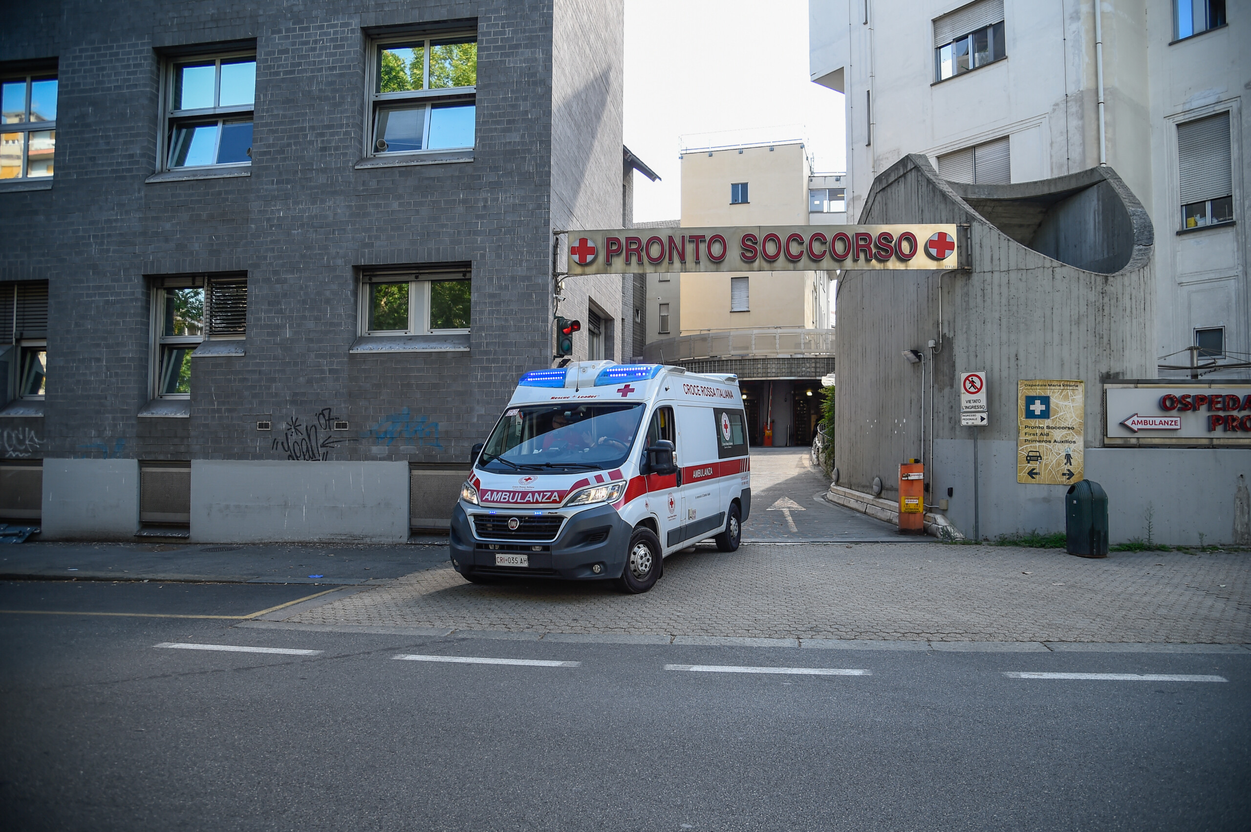 vicenza man stabbed in the street in bassano del grappa attacker sought scaled