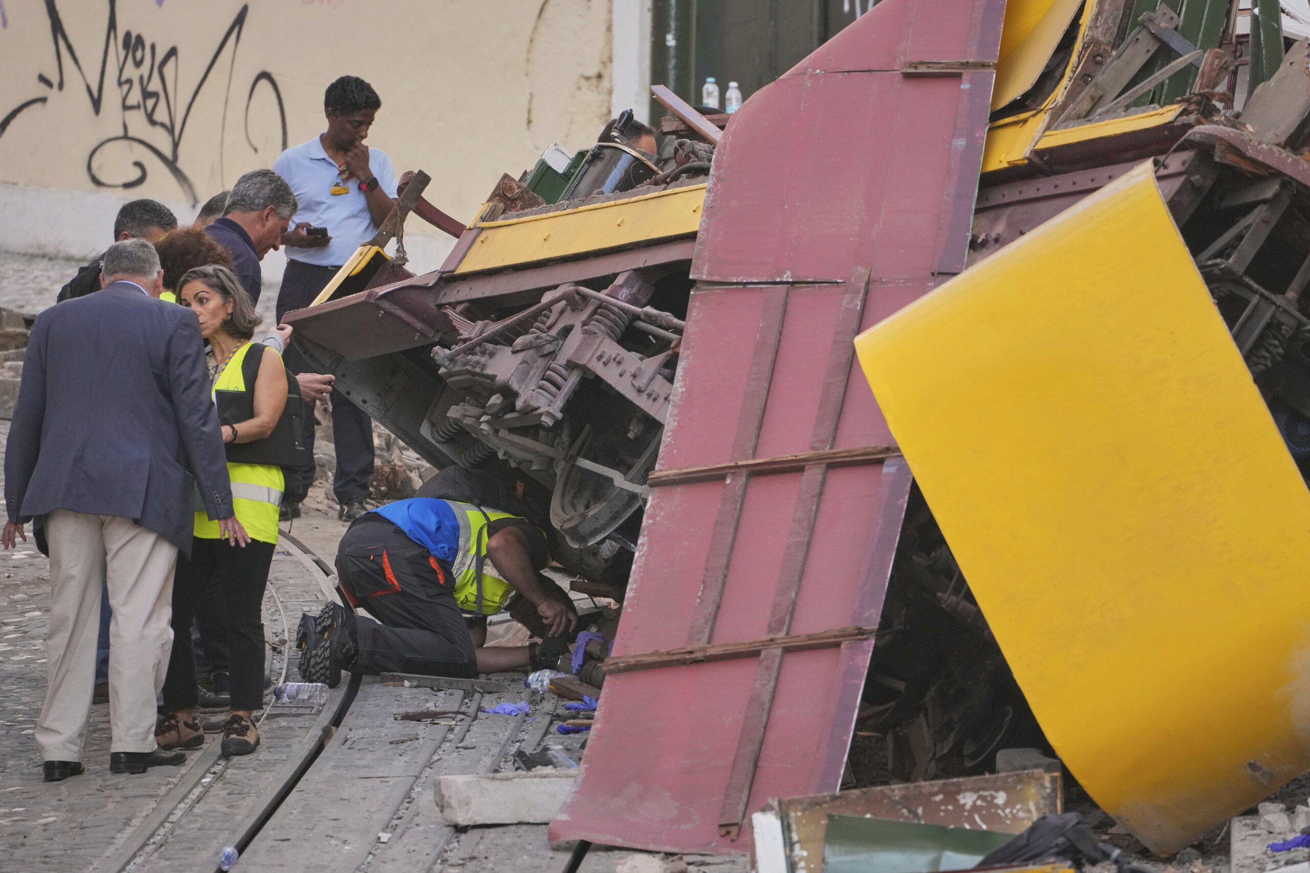portugal prime minister revises death toll in lisbon 16 confirmed scaled