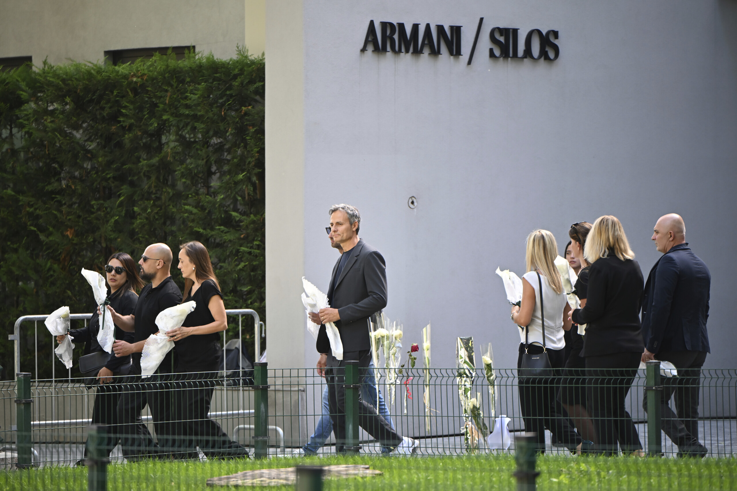 armani over 6000 people visit the funeral parlour today reopening on sunday at 9 a m scaled