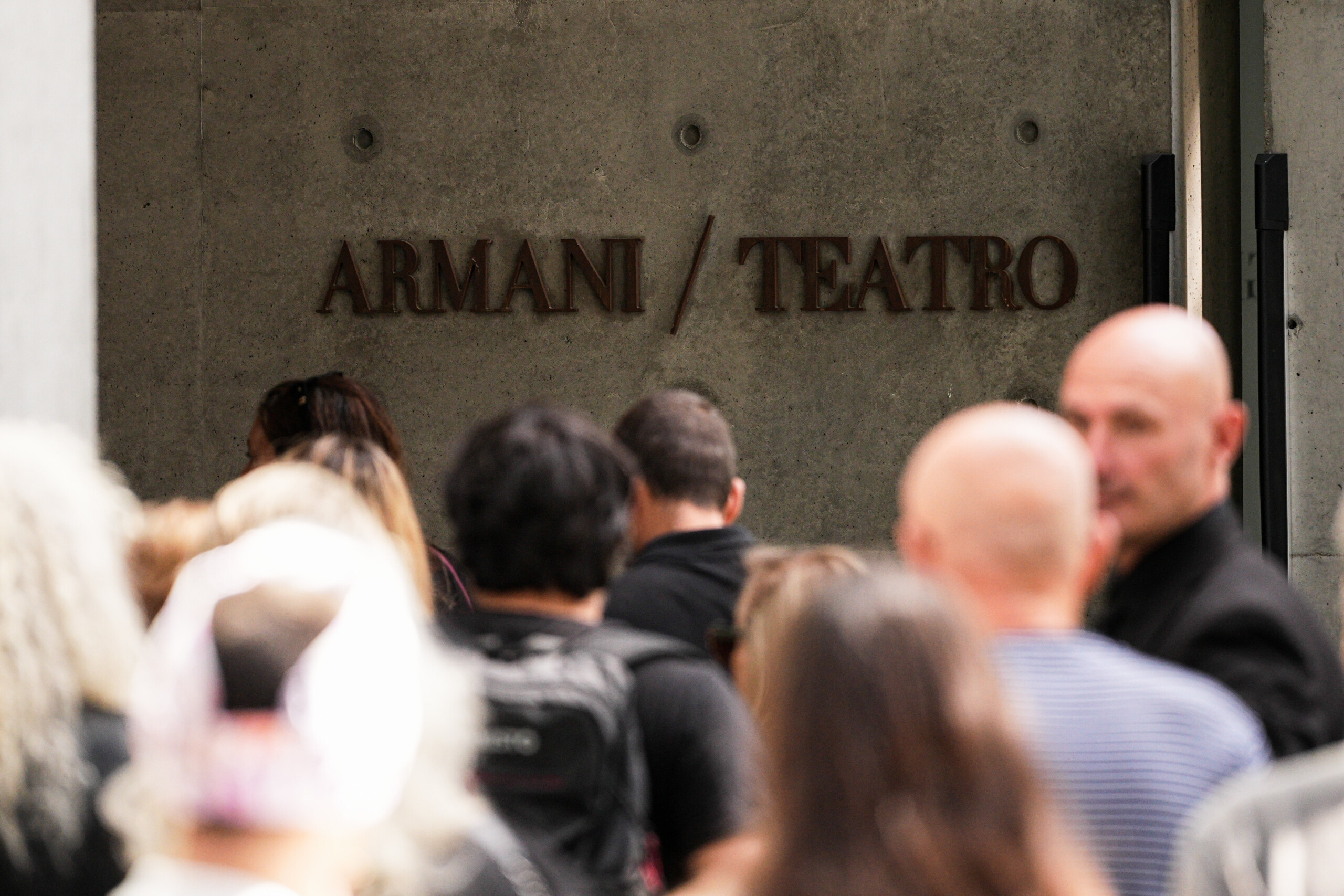 armani lying in state ends 10000 queue for final farewell scaled