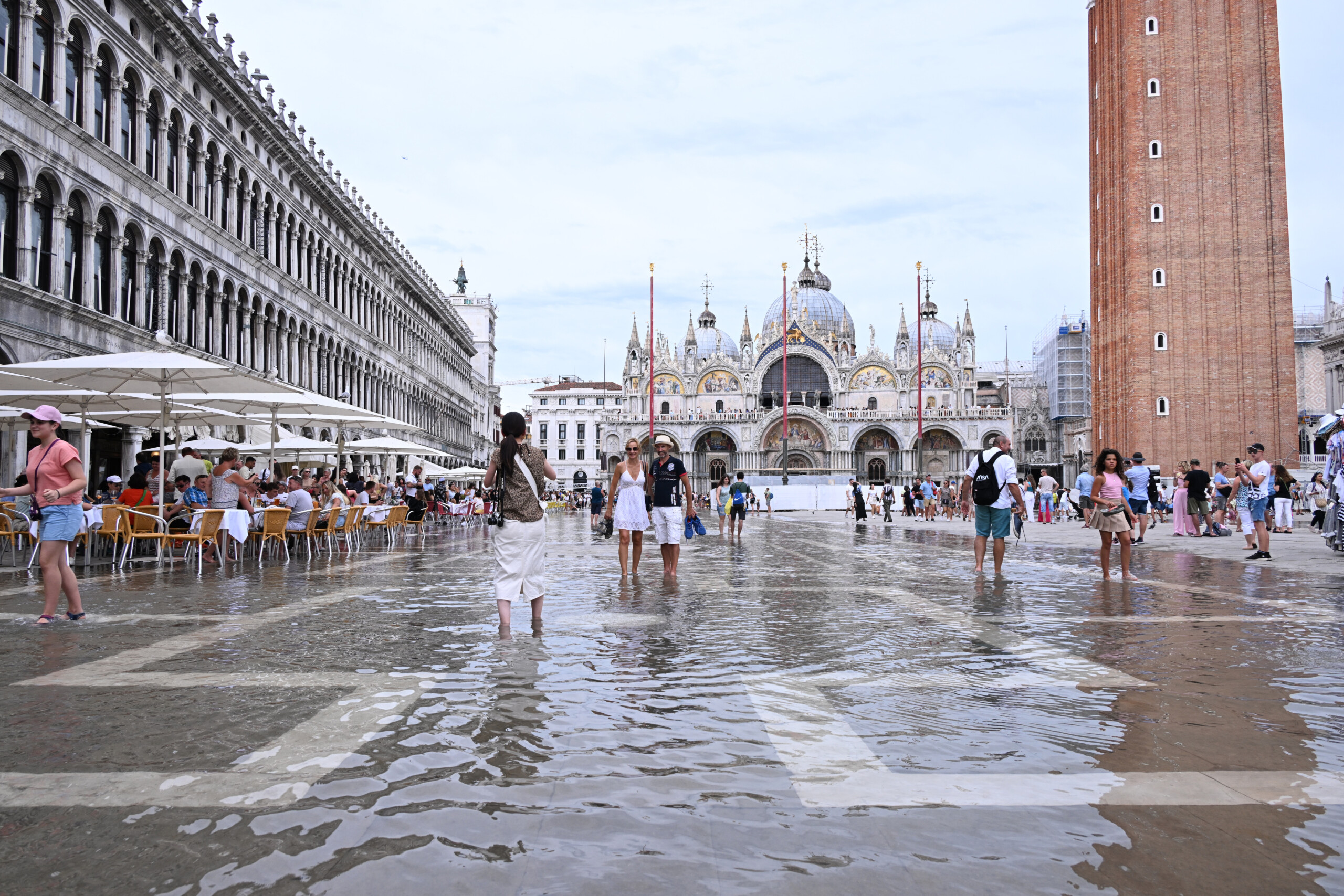 bad weather high water levels expected again tomorrow in venice 105 cm forecast scaled